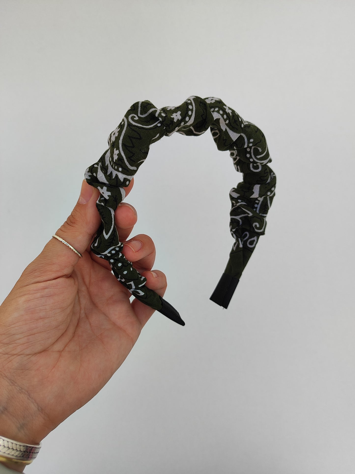 Χειροποίητη στέκα μαλλιών ''λαδί μπαντάνα''