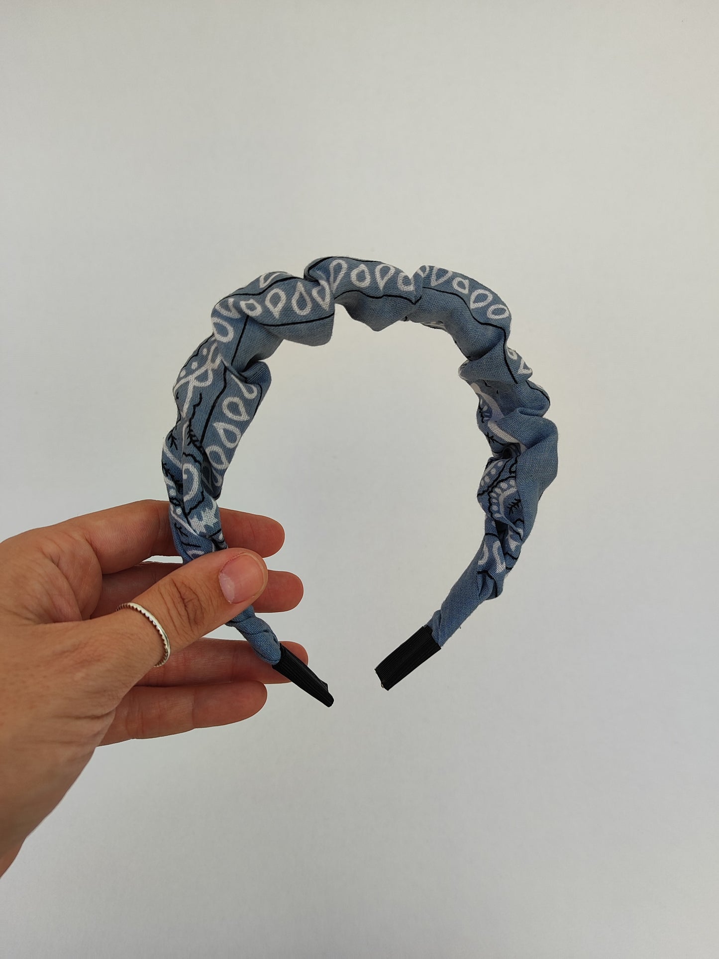 Χειροποίητη στέκα μαλλιών ''γκρι μπαντάνα''