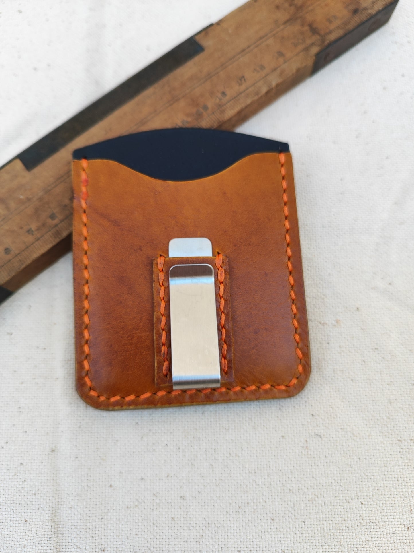 John Wick δερμάτινο πορτοφόλι για κάρτες και χαρτονομίσματα ΄΄μαύρο και ταμπά, με πορτοκαλί κλωστή''