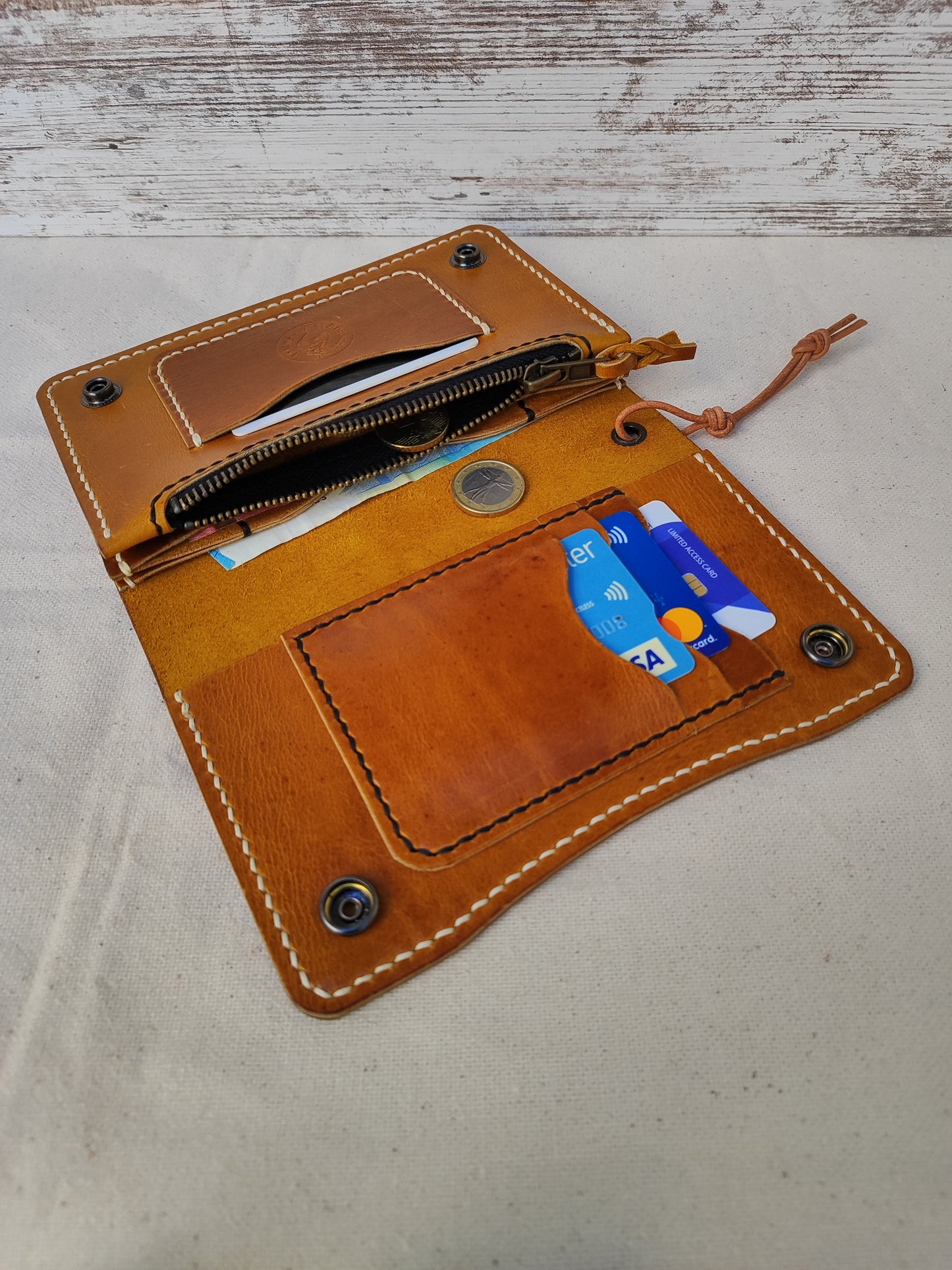 Arwen. Χειροποίητο δερμάτινο πορτοφόλι σε ανοιχτό καφέ με εκρού κλωστή.