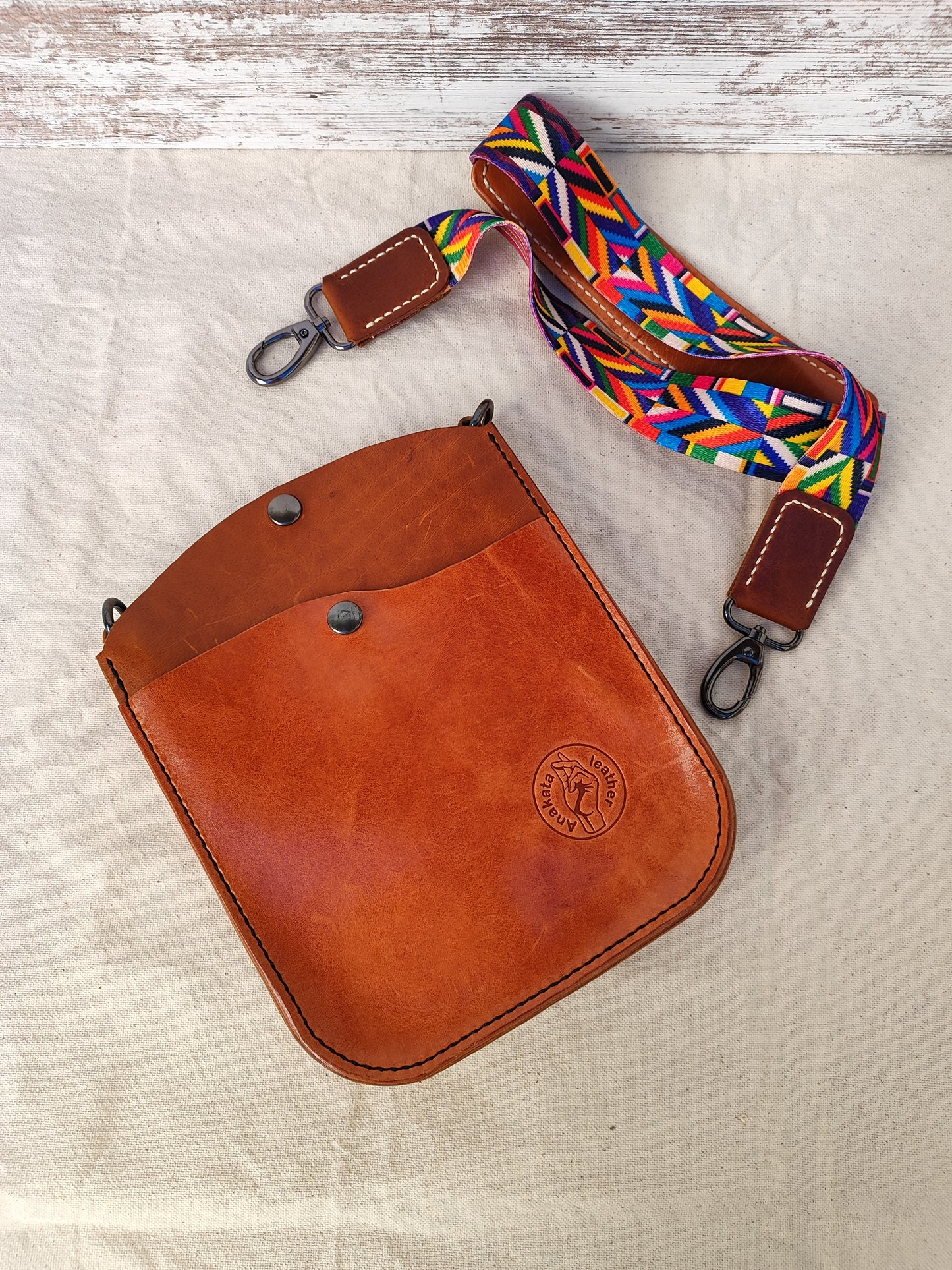 Χειροποίητη δερμάτινη τσάντα με πολύχρωμο ιμάντα