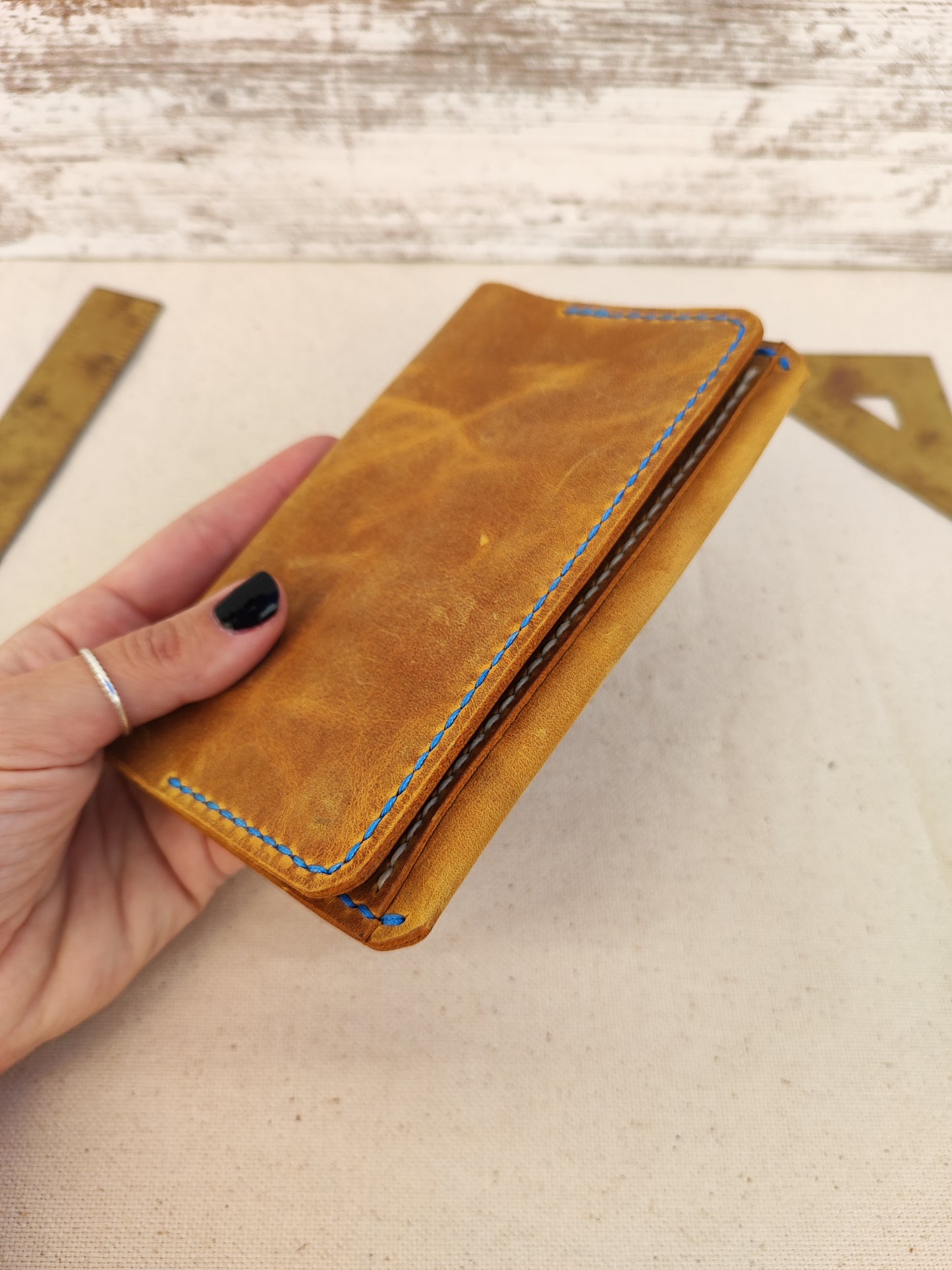 Χειροποίητη δερμάτινη καπνοθήκη ''ταμπά με γαλάζια κλωστή''