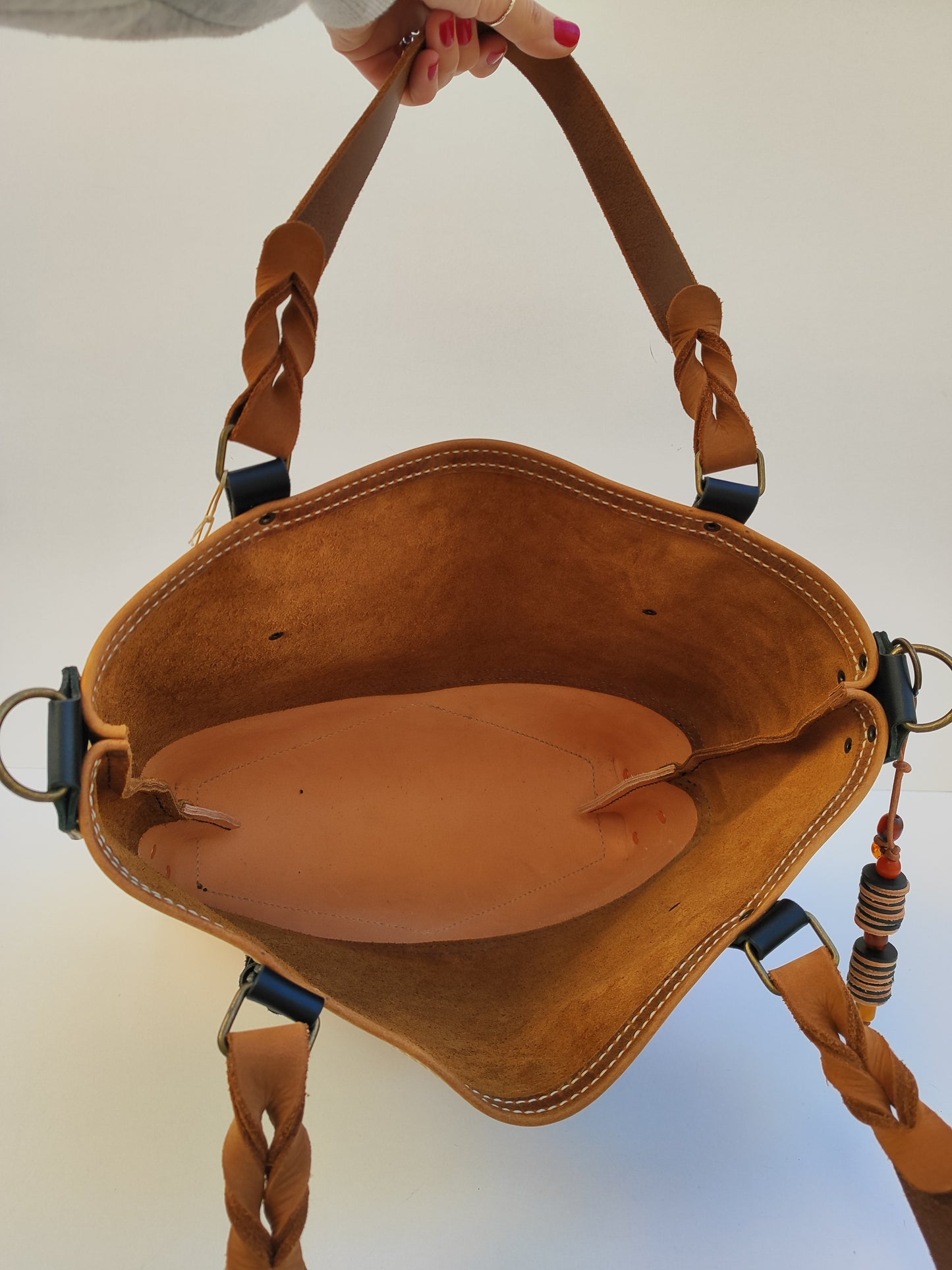 Δερμάτινη shopper bag με λεπτομέρειες.