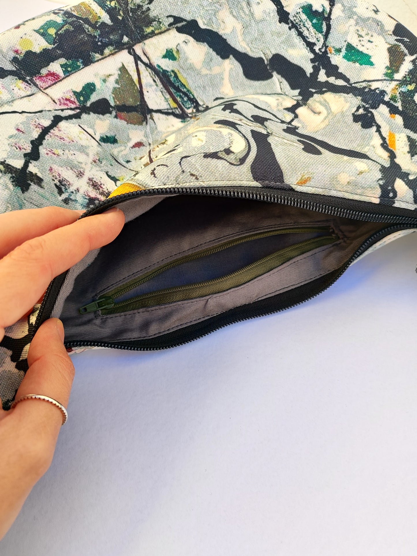 Τσάντα ''κρουασάν'', γκρι με πιτσιλιές.