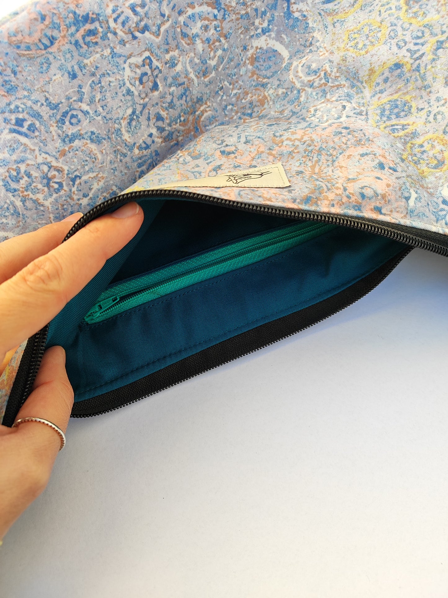 Τσάντα ''κρουασάν'', παστέλ αποχρώσεις.