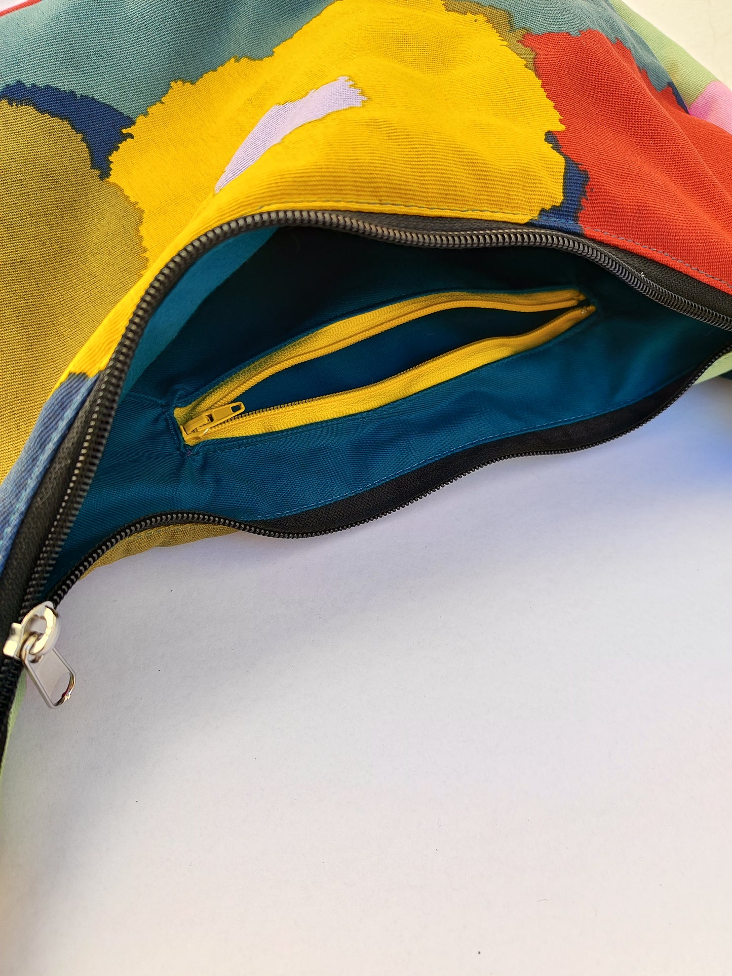 Τσάντα ''κρουασάν'', πολύχρωμη.