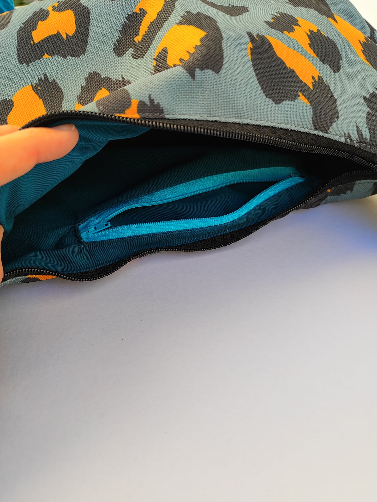 Τσάντα ''κρουασάν'', γκρι λεοπάρ.