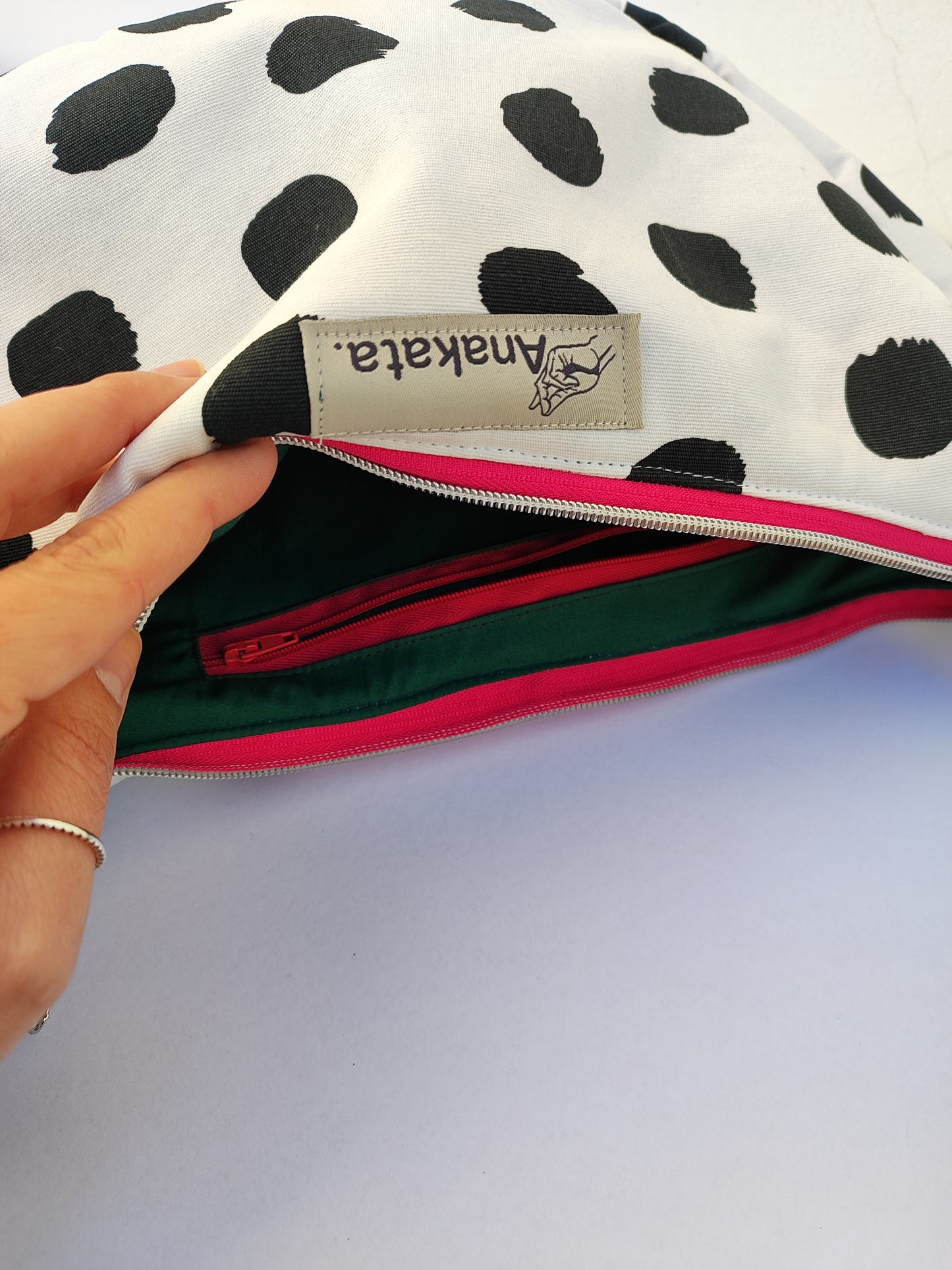 Τσάντα ''κρουασάν'', άσπρο με μαύρες πιτσίλες και φούξια φερμουάρ.