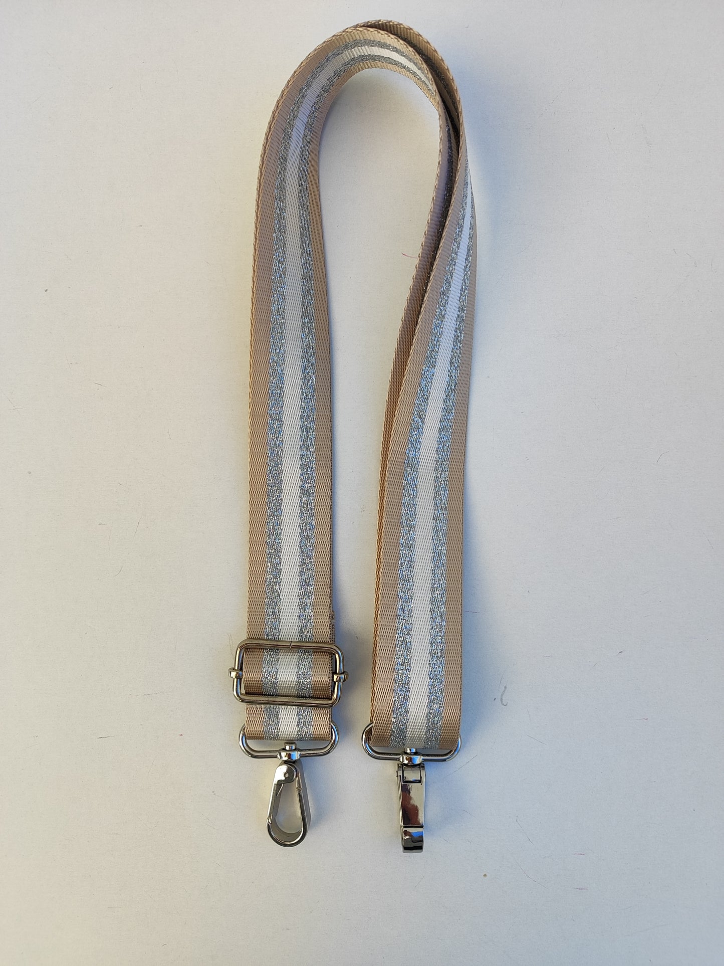 Ιμάντας για τσάντες εκρού και μπεζ με ασημί λεπτομέρειες.