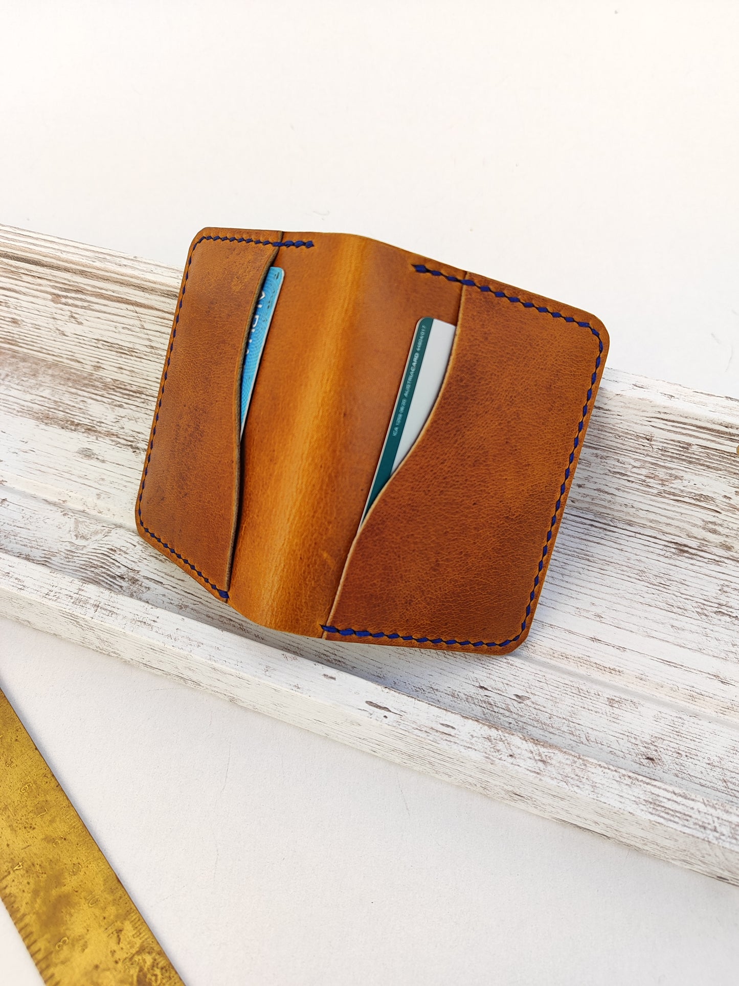 Carlito Brigante. Χειροποίητο δερμάτινο πορτοφόλι ''ταμπά με μπλε κλωστή''