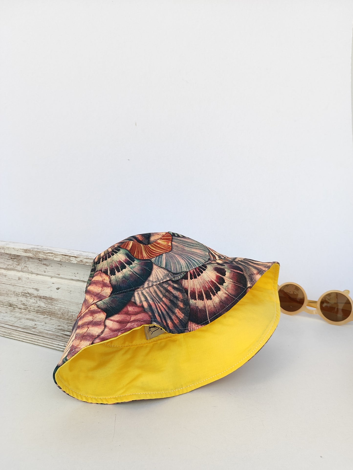 Χειροποίητο καπέλο διπλής όψης ''κοχύλια - κίτρινο μονόχρωμο''