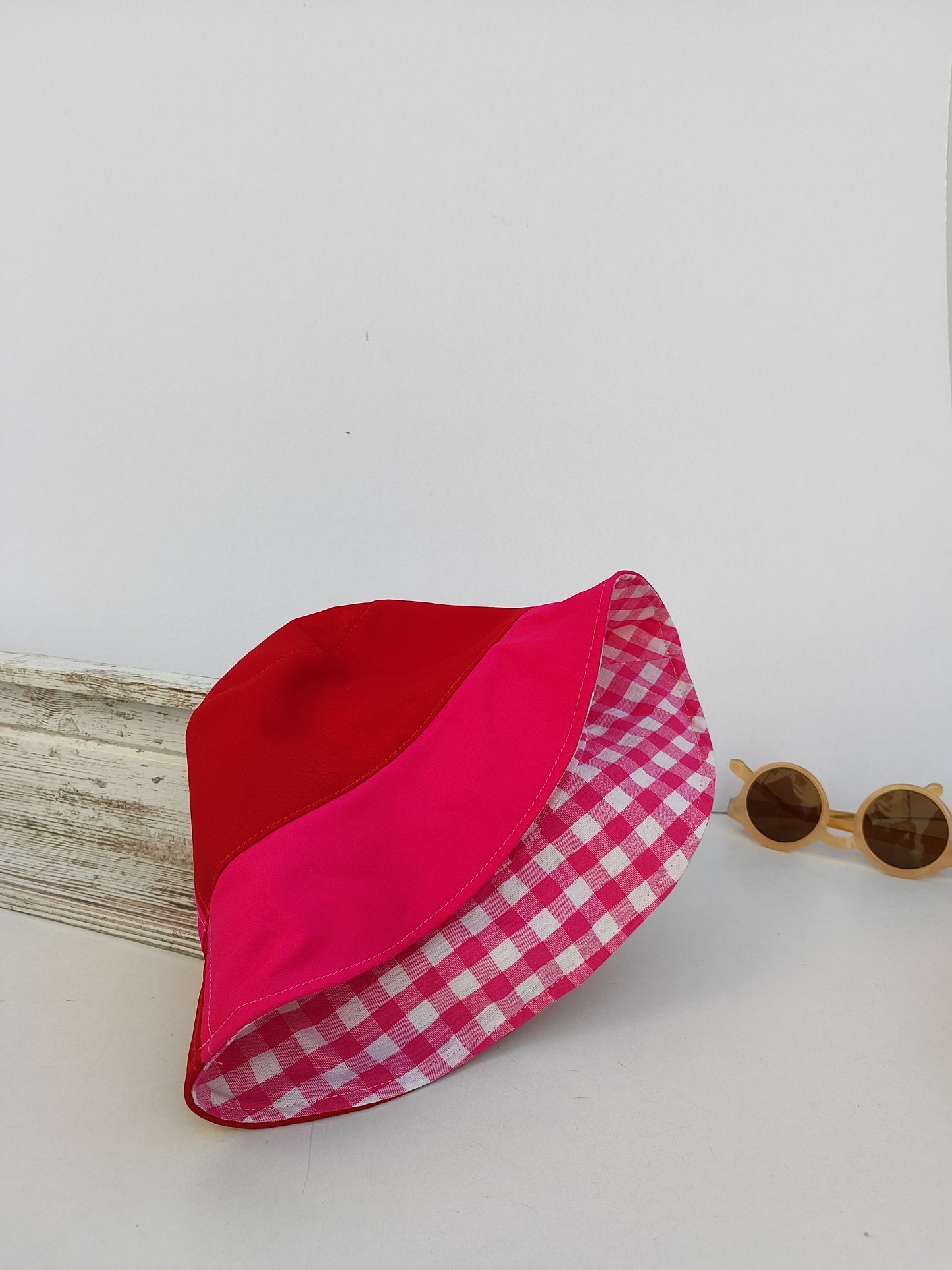 Χειροποίητο καπέλο διπλής όψης ''φούξια, κόκκινο - φούξια καρό''