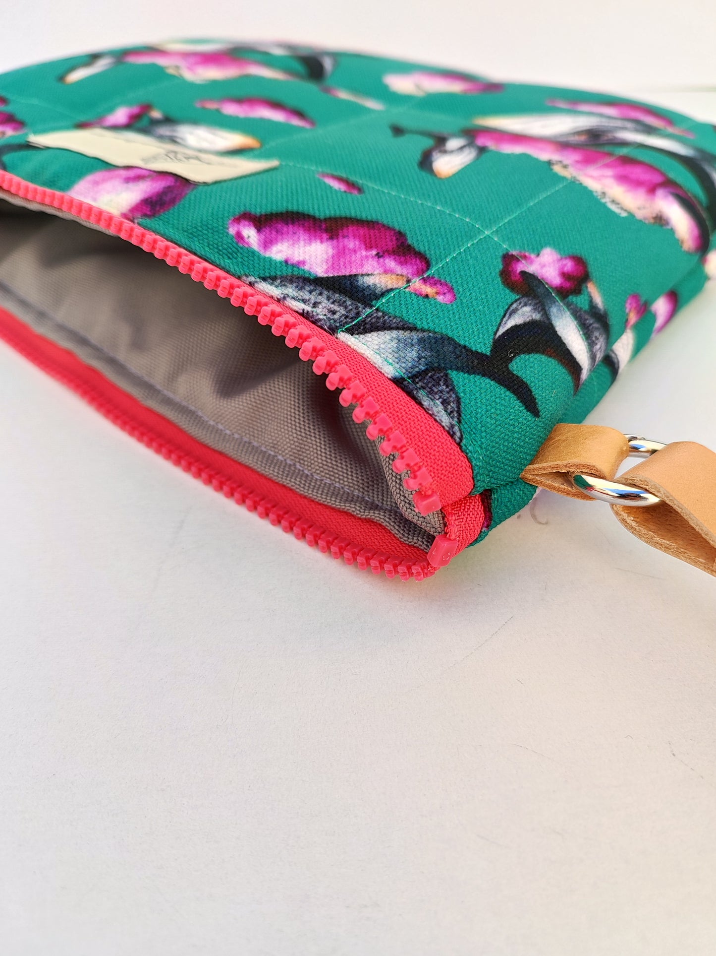 Καπιτονέ τσαντάκι με φερμουάρ '' φάλαινες και ροζ σύννεφα''