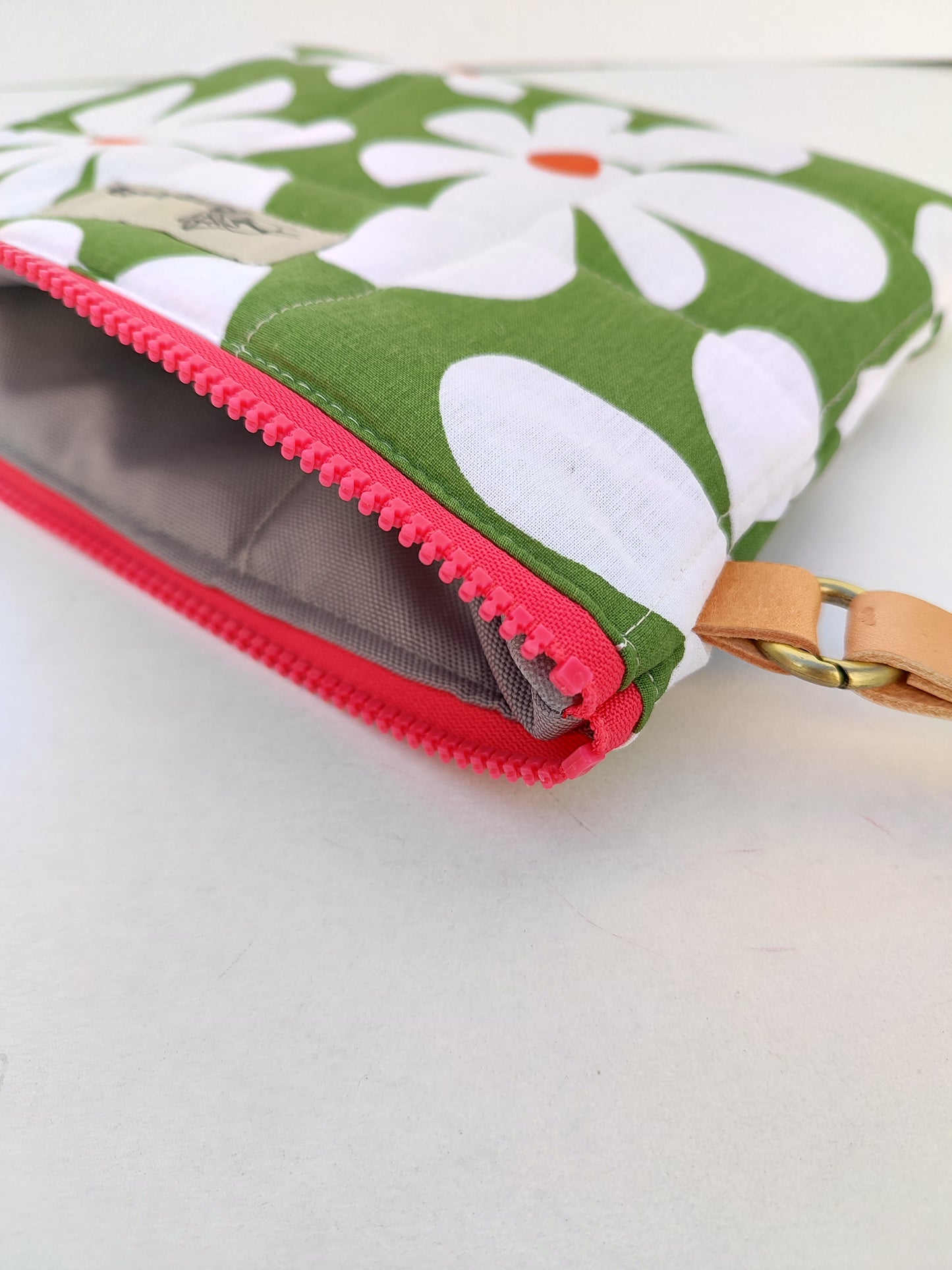 Καπιτονέ τσαντάκι με φερμουάρ '' μαργαρίτες''