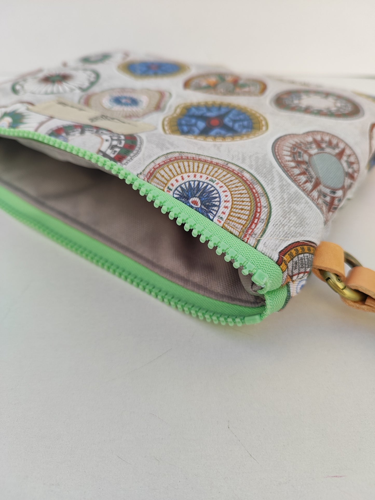 Καπιτονέ τσαντάκι με φερμουάρ ''πυξίδες''