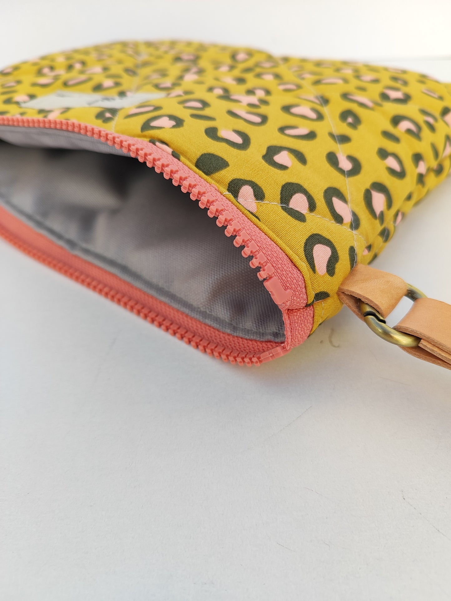Καπιτονέ τσαντάκι με φερμουάρ ''κίτρινο λεοπάρ''