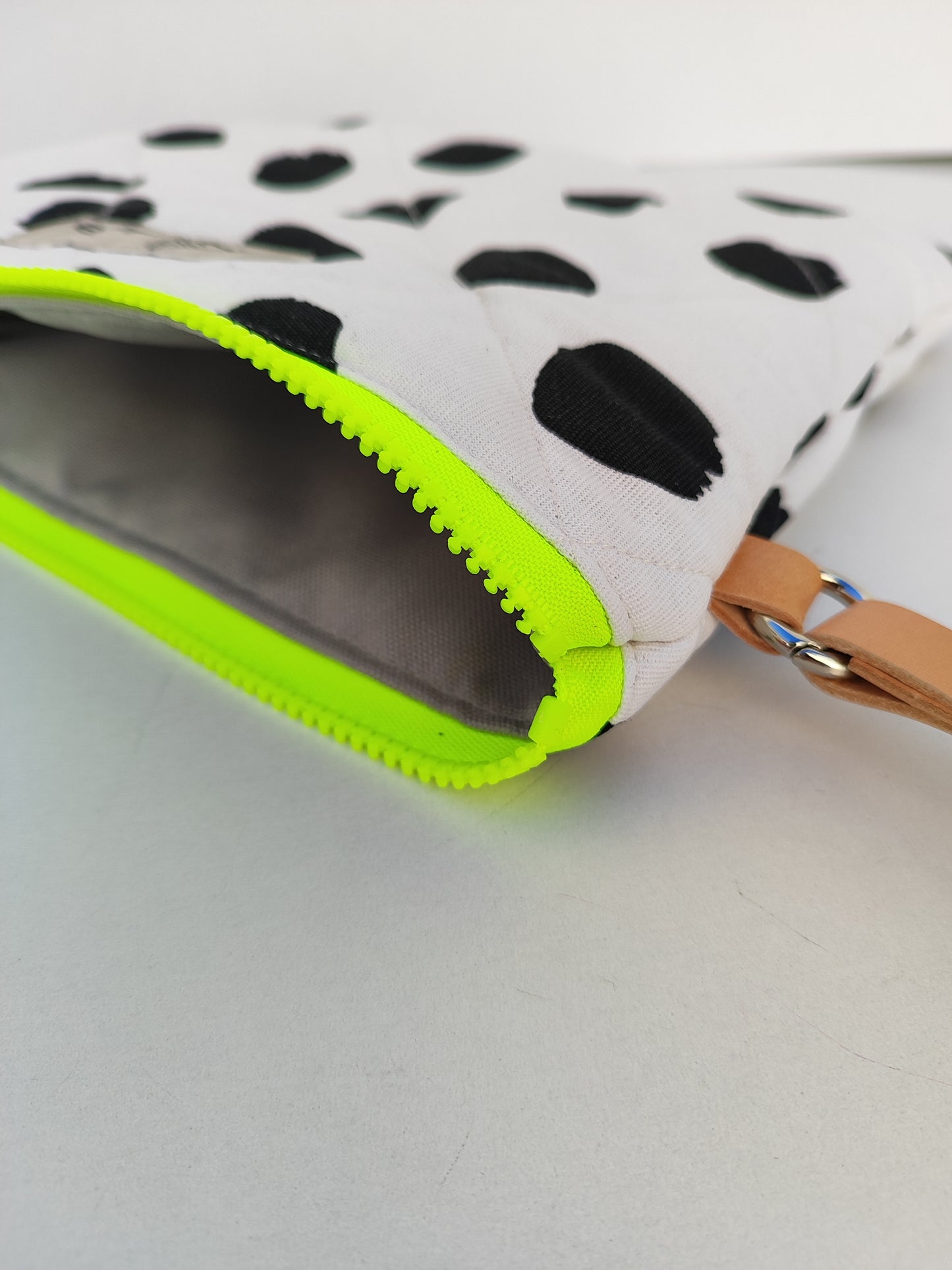 Καπιτονέ τσαντάκι με φερμουάρ ''άσπρο με μαύρες πιτσίλες''