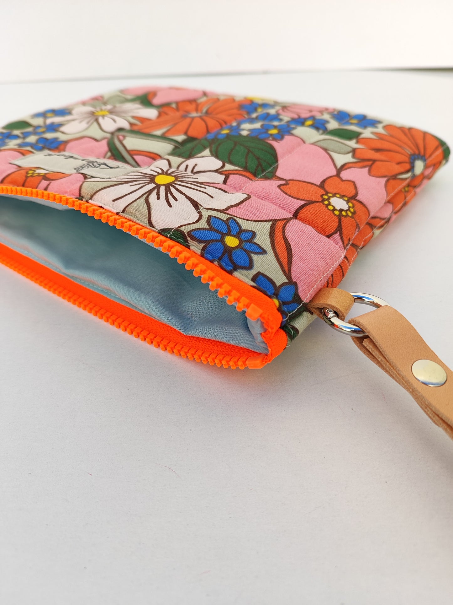 Καπιτονέ τσαντάκι με φερμουάρ ''φλοράλ - λουλούδια του αγρού''