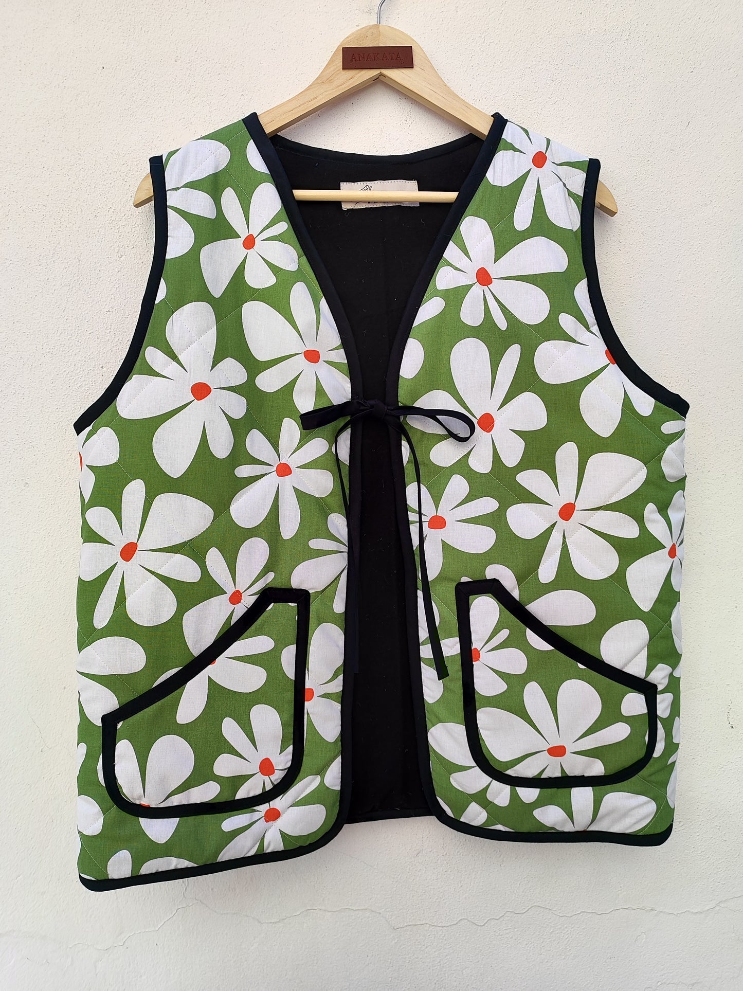 Χειροποίητο καπιτονέ, μακρύ γιλέκο με μαργαρίτες.