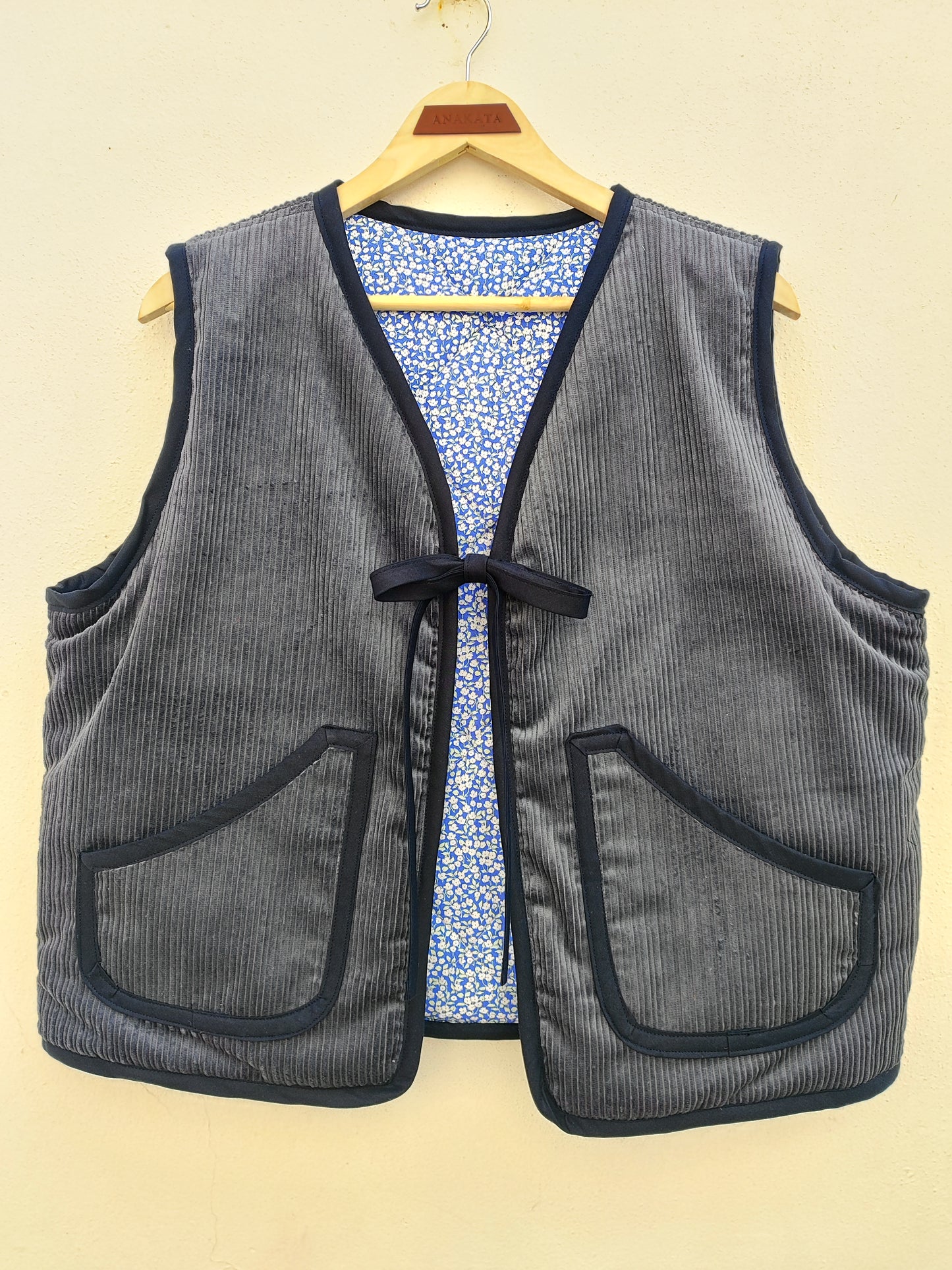 Χειροποίητο καπιτονέ γιλέκο διπλής όψης ''σιέλ φλοράλ-ραφ κοτλέ με μπλε ρέλι''