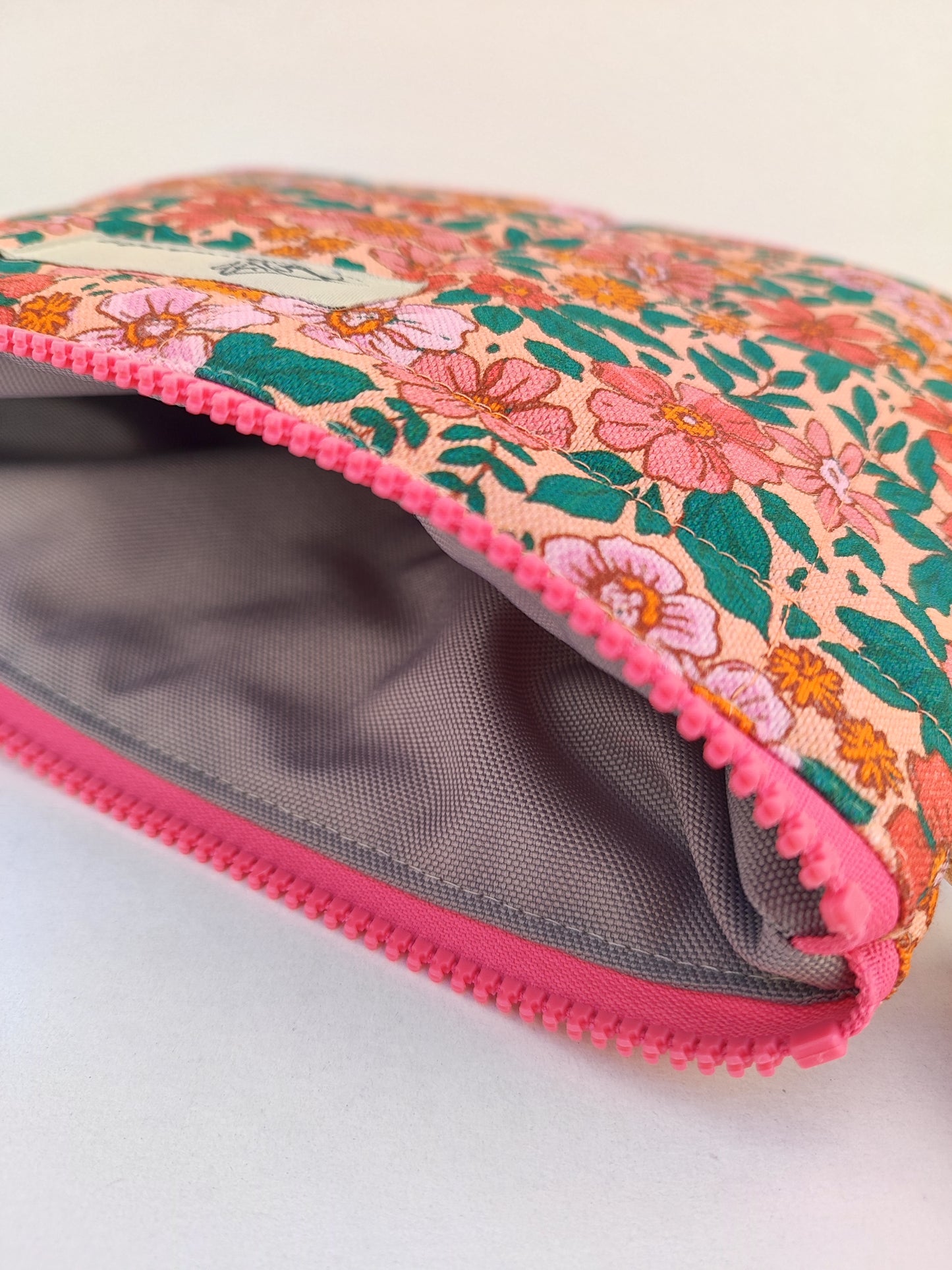 Καπιτονέ τσαντάκι με φερμουάρ ''σομόν φλοράλ''