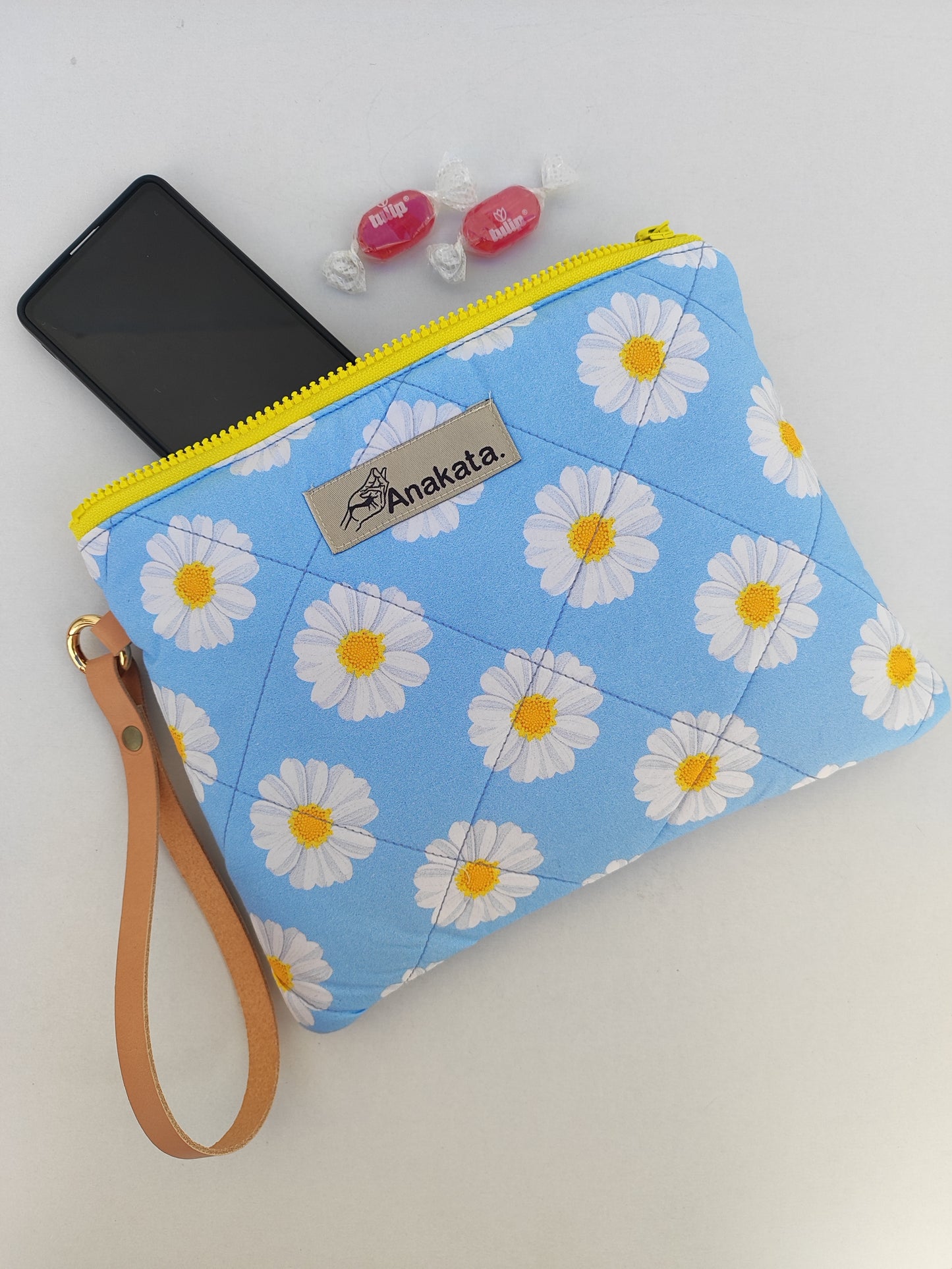 Καπιτονέ τσαντάκι με φερμουάρ ''σιέλ με μαργαρίτες''