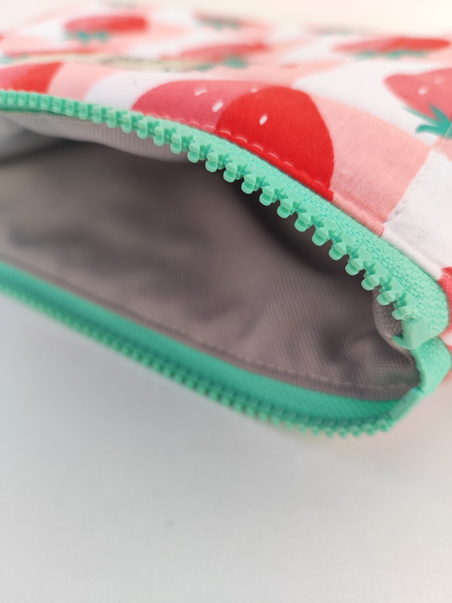 Καπιτονέ τσαντάκι με φερμουάρ ''φράουλες''