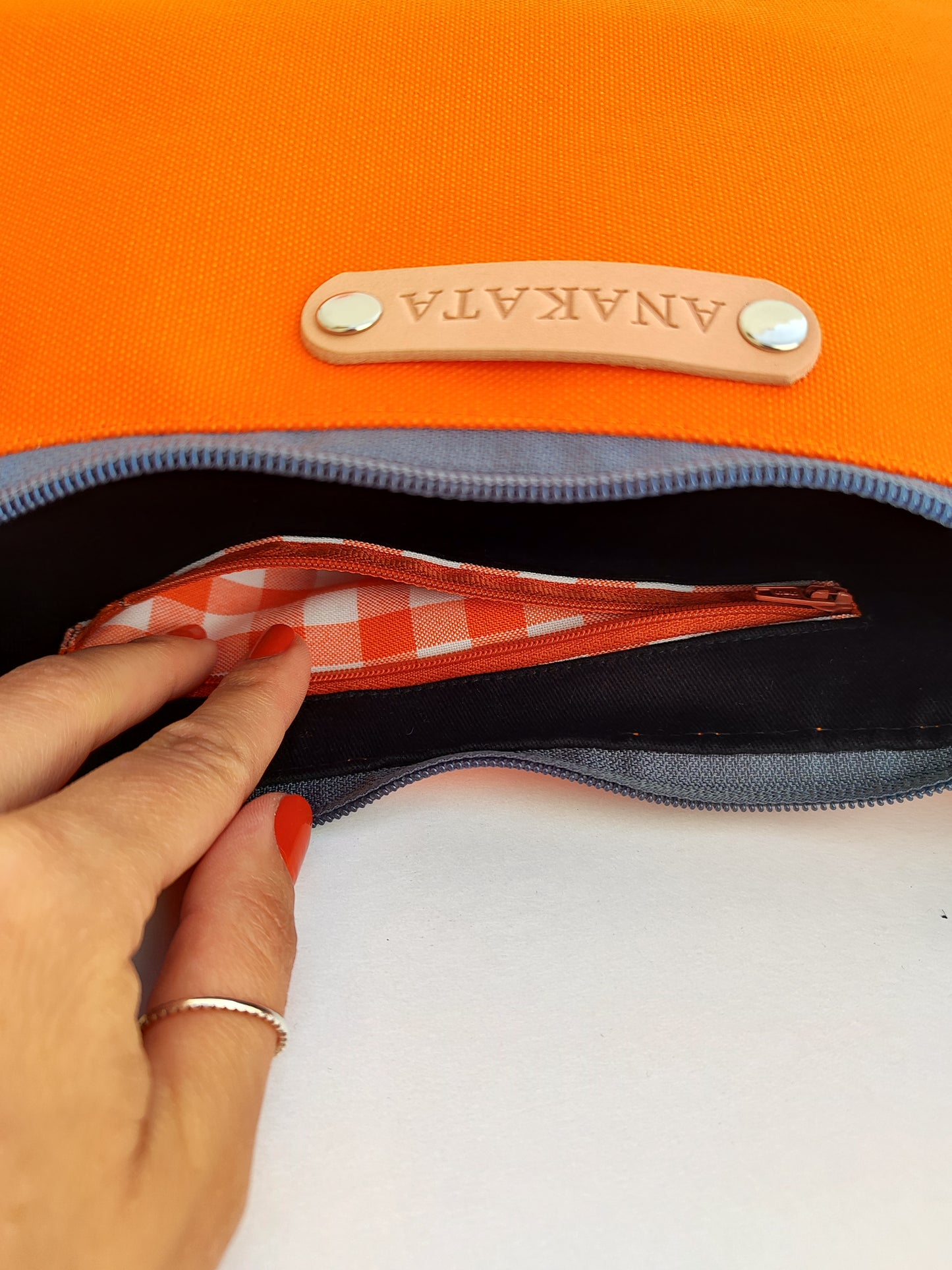 Τσάντα ''κρουασάν'' - πορτοκαλί με πολύχρωμο παστέλ ιμάντα.