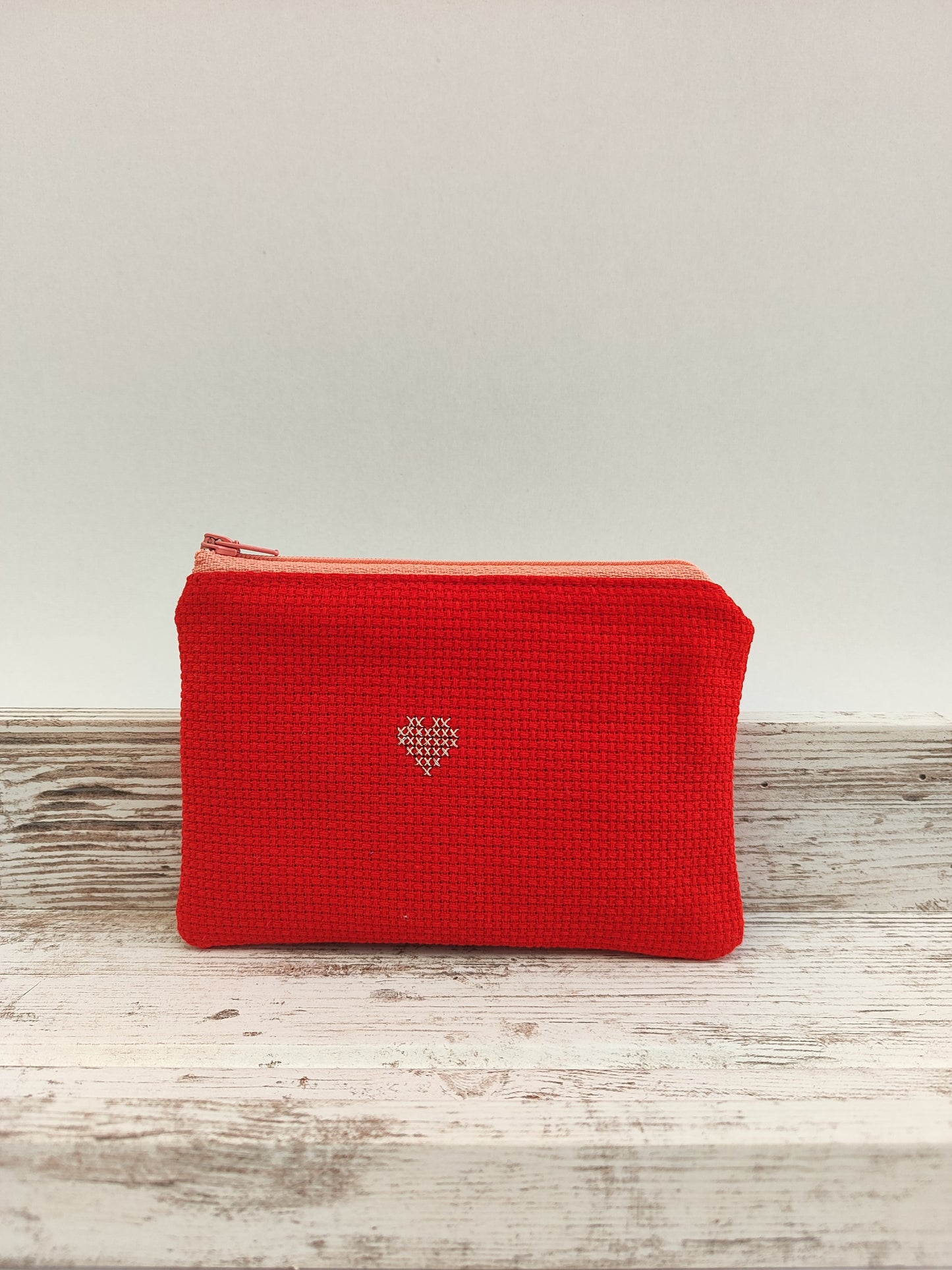 Μικρό κεντημένο πορτοφολάκι - καρδούλα με ασημοκλωστή