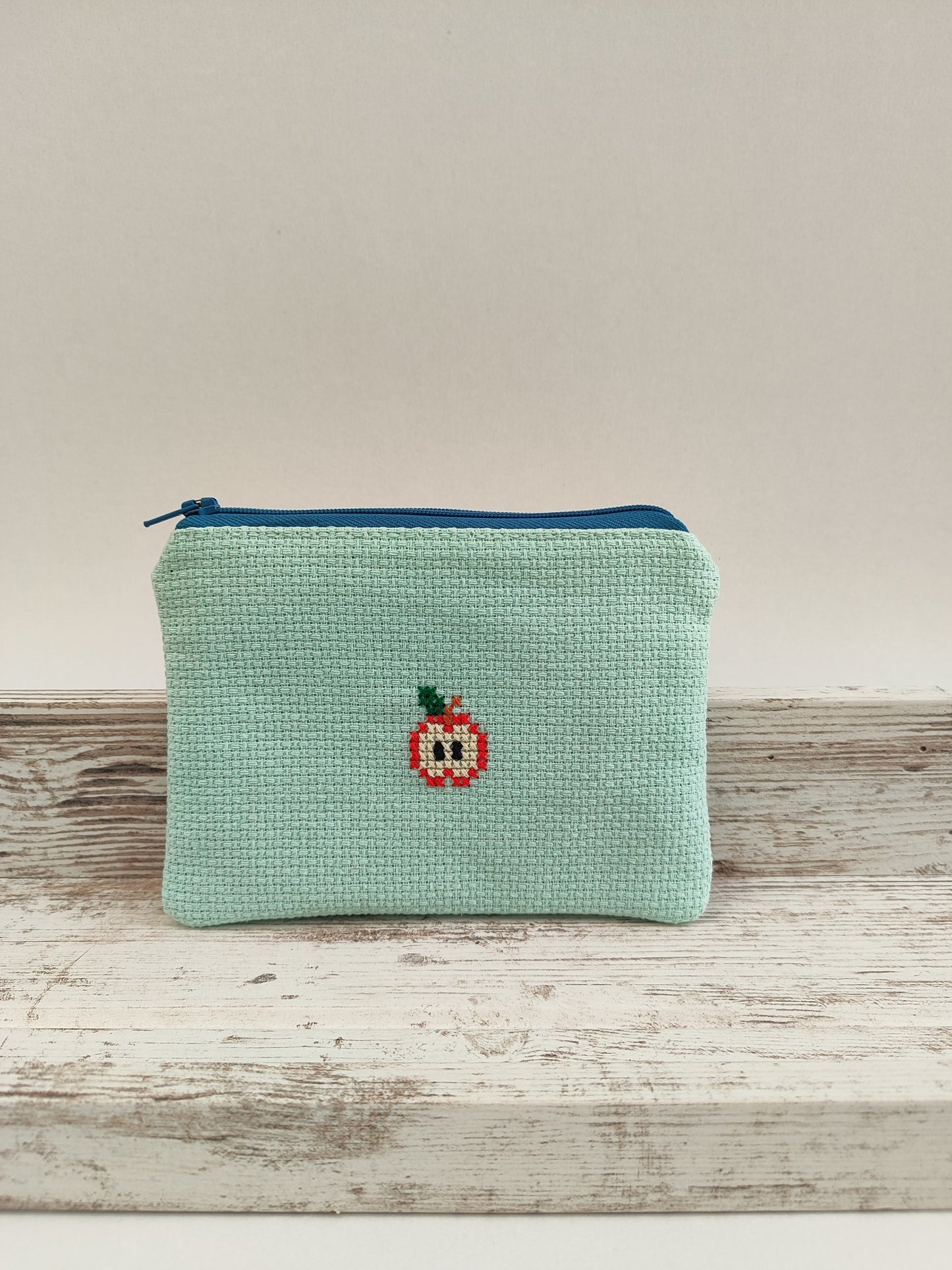 Μικρό κεντημένο πορτοφολάκι - βεραμάν με μήλο