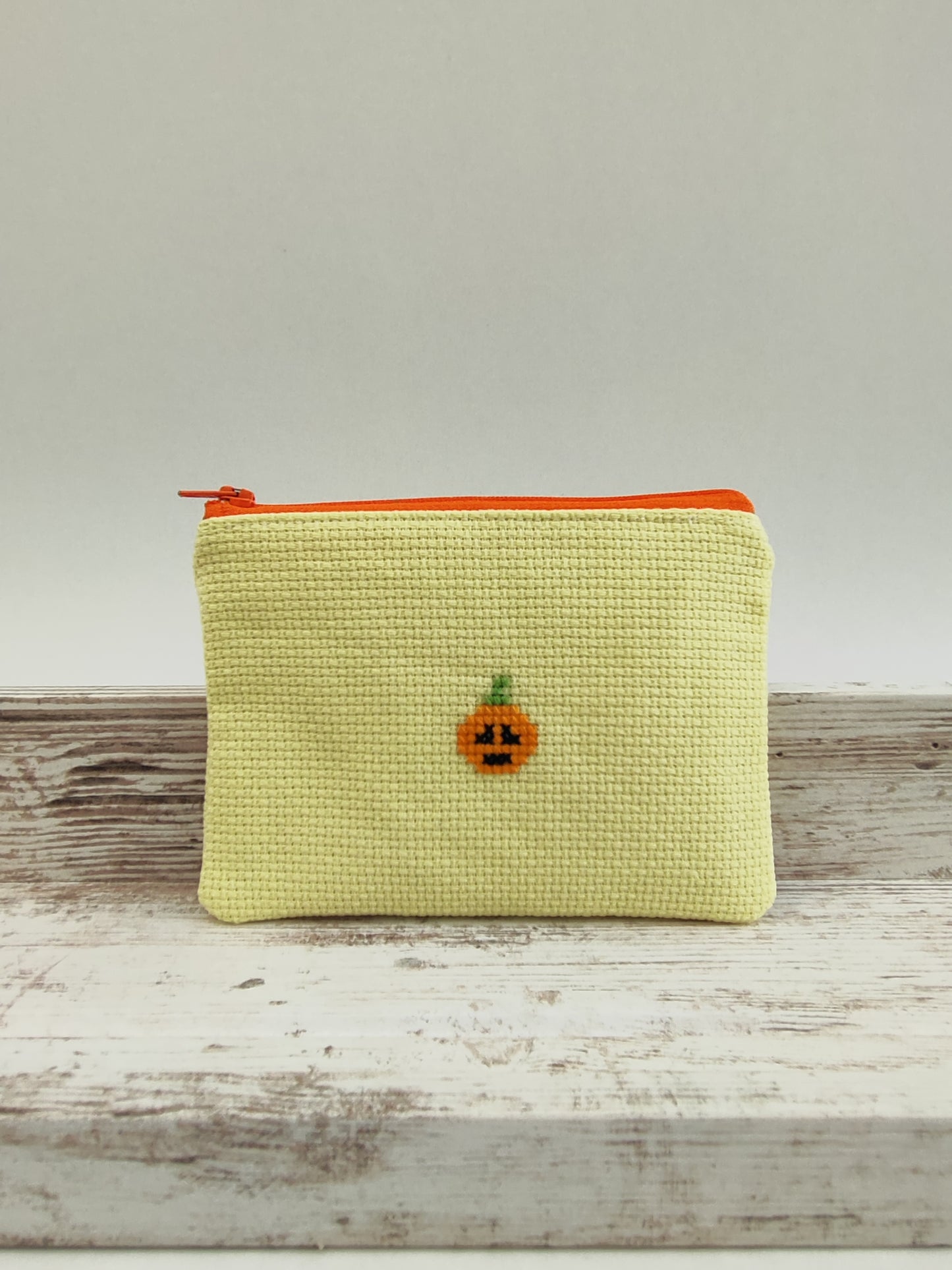Μικρό κεντημένο πορτοφολάκι - κίτρινο με κολοκύθα