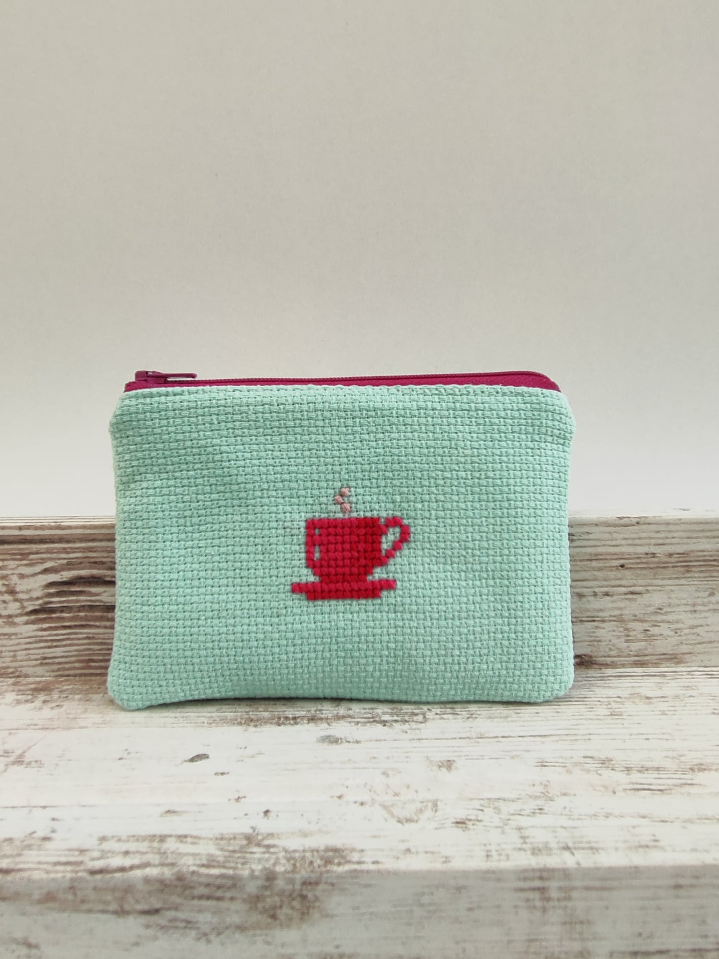 Μικρό κεντημένο πορτοφολάκι - βεραμάν με αχνιστό καφέ