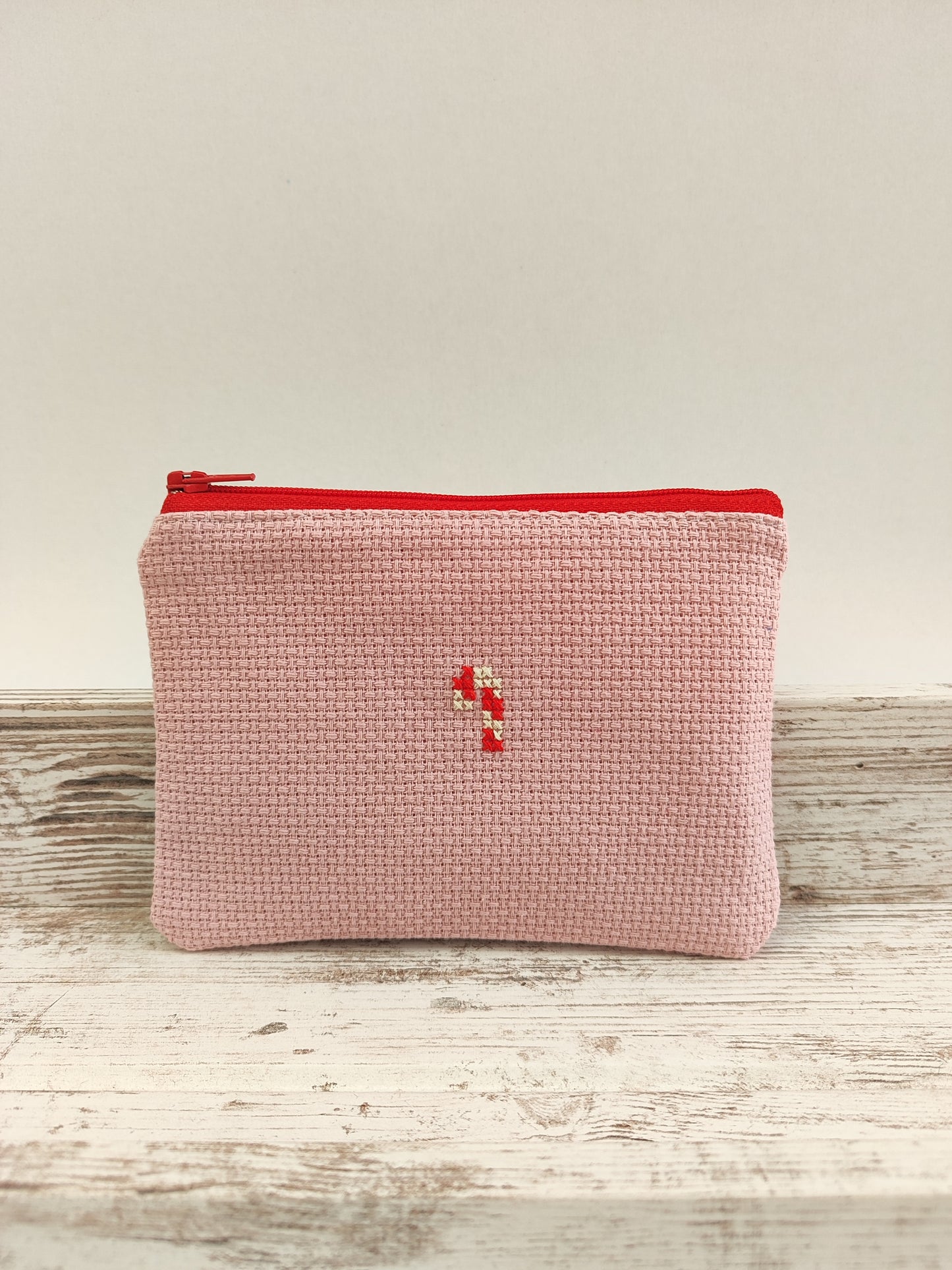 Μικρό κεντημένο πορτοφολάκι - ροζ με ζαχαρωτό.