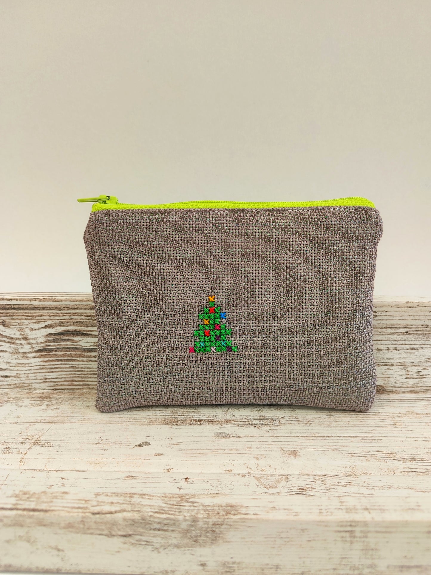 Μικρό κεντημένο πορτοφολάκι - γκρι λαμέ με χριστουγεννιάτικο δέντρο