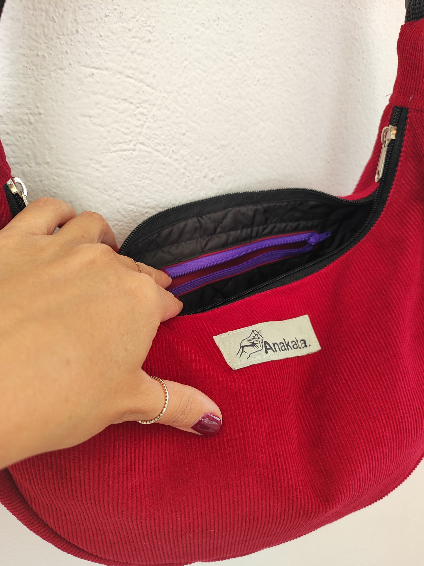 Τσάντα ''κρουασάν'' , κόκκινο κοτλέ, τσάντα ώμου ή χιαστί.