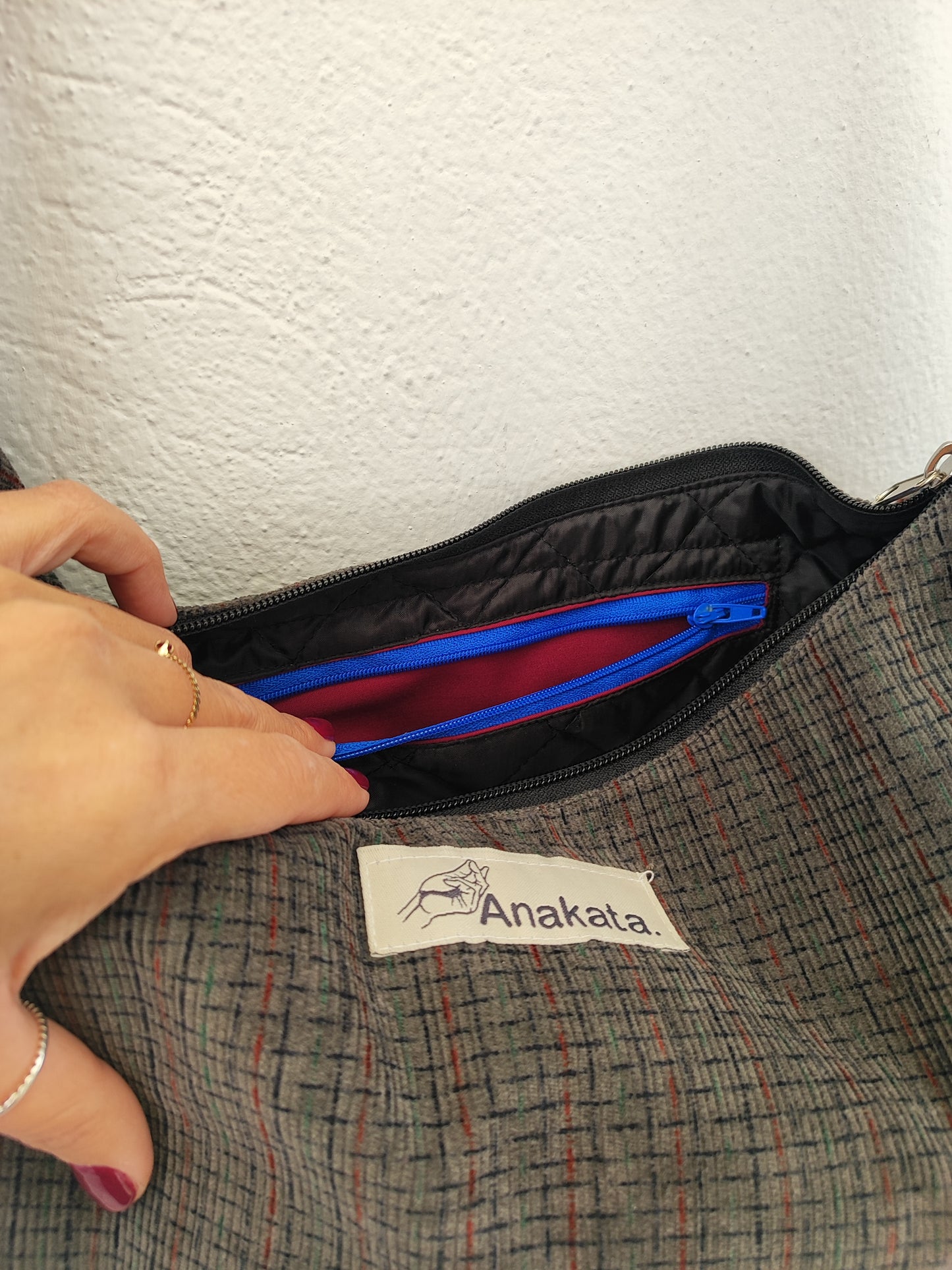 Τσάντα ''κρουασάν'' , γκρι κοτλέ με ρίγες, τσάντα ώμου ή χιαστί.