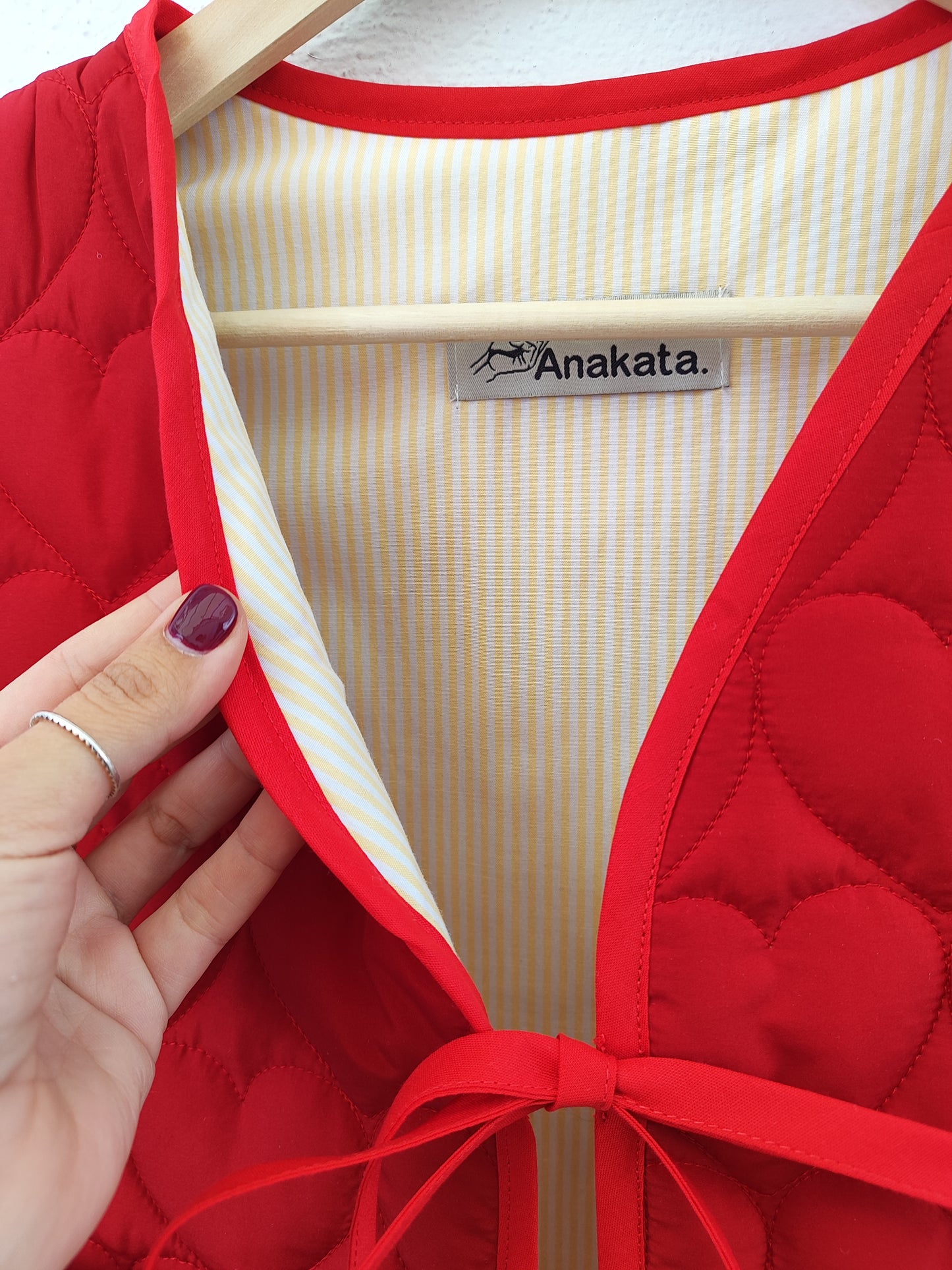 Χειροποίητο γιλέκο κόκκινο καπιτονέ με καρδιές και φιόγκο για κλείσιμο.