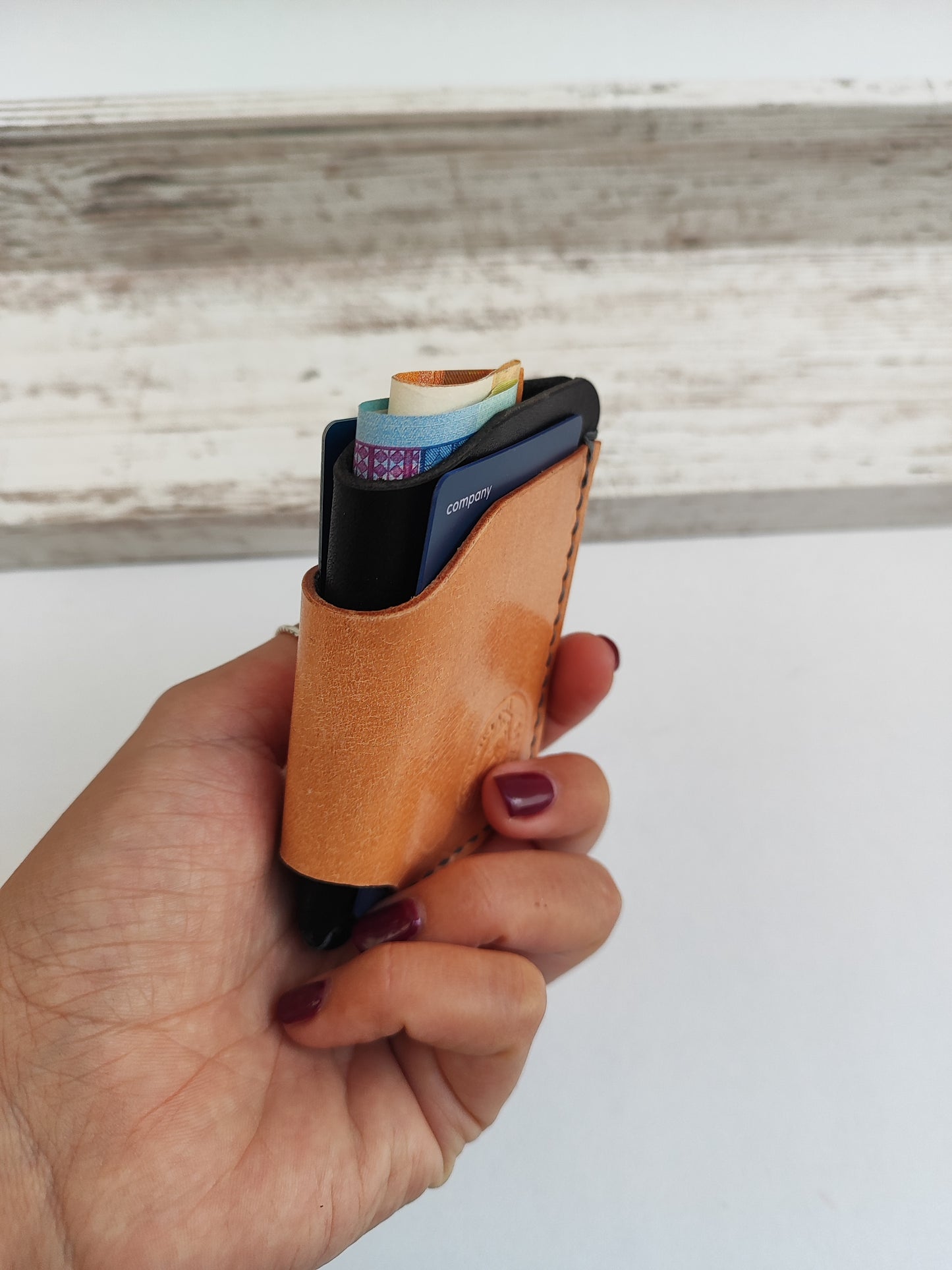 Hobbit δερμάτινο πορτοφόλι ''μαύρο με φυσική βακέτα και γκρι κλωστή''