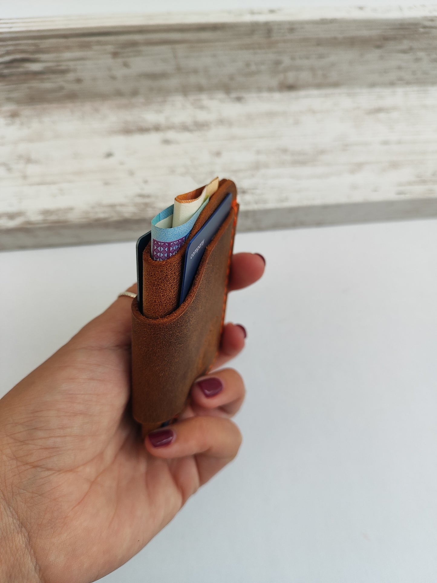 Hobbit δερμάτινο πορτοφόλι ''καφέ με πορτοκαλί κλωστή''