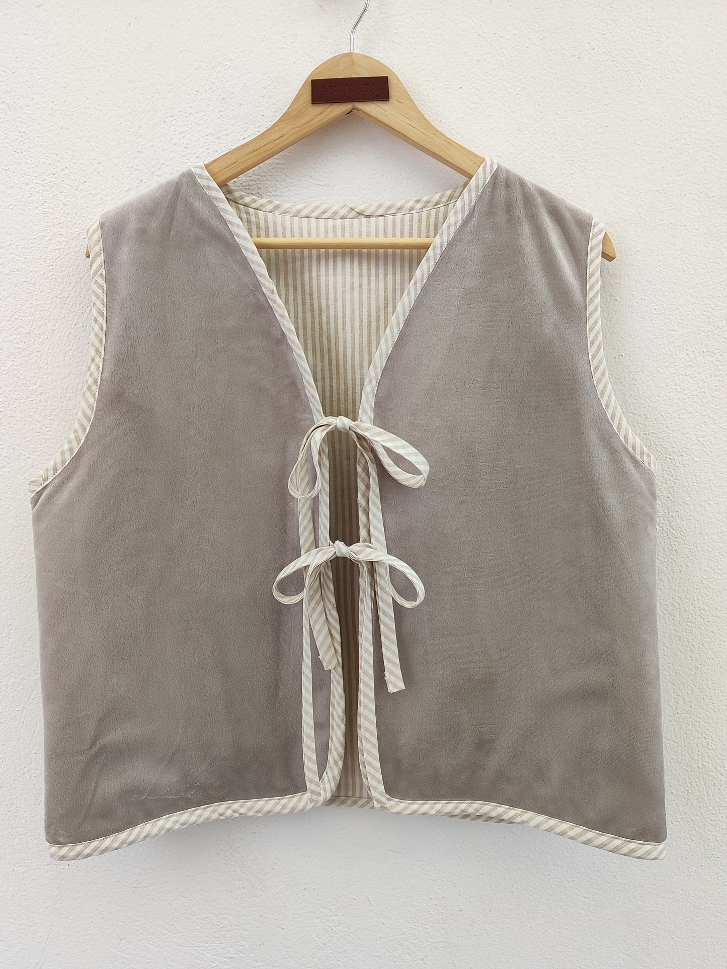 Χειροποίητο γιλέκο, μπεζ απαλό βελούδο με ριγέ ρέλι.