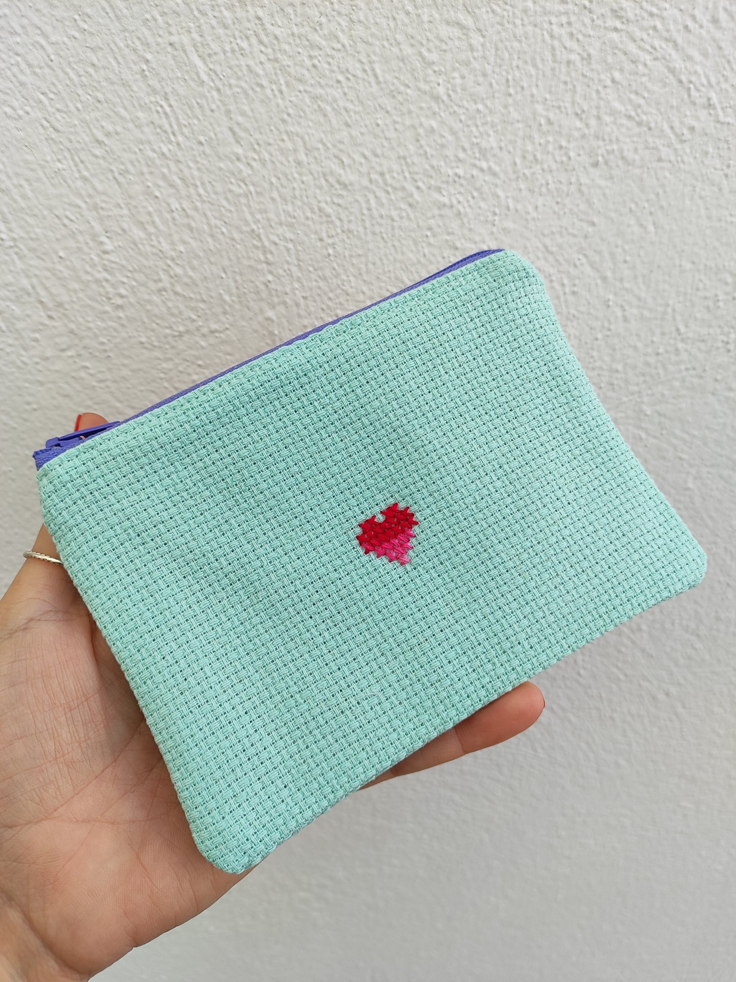 Μικρό κεντημένο πορτοφολάκι - βεραμάν με καρδιά.