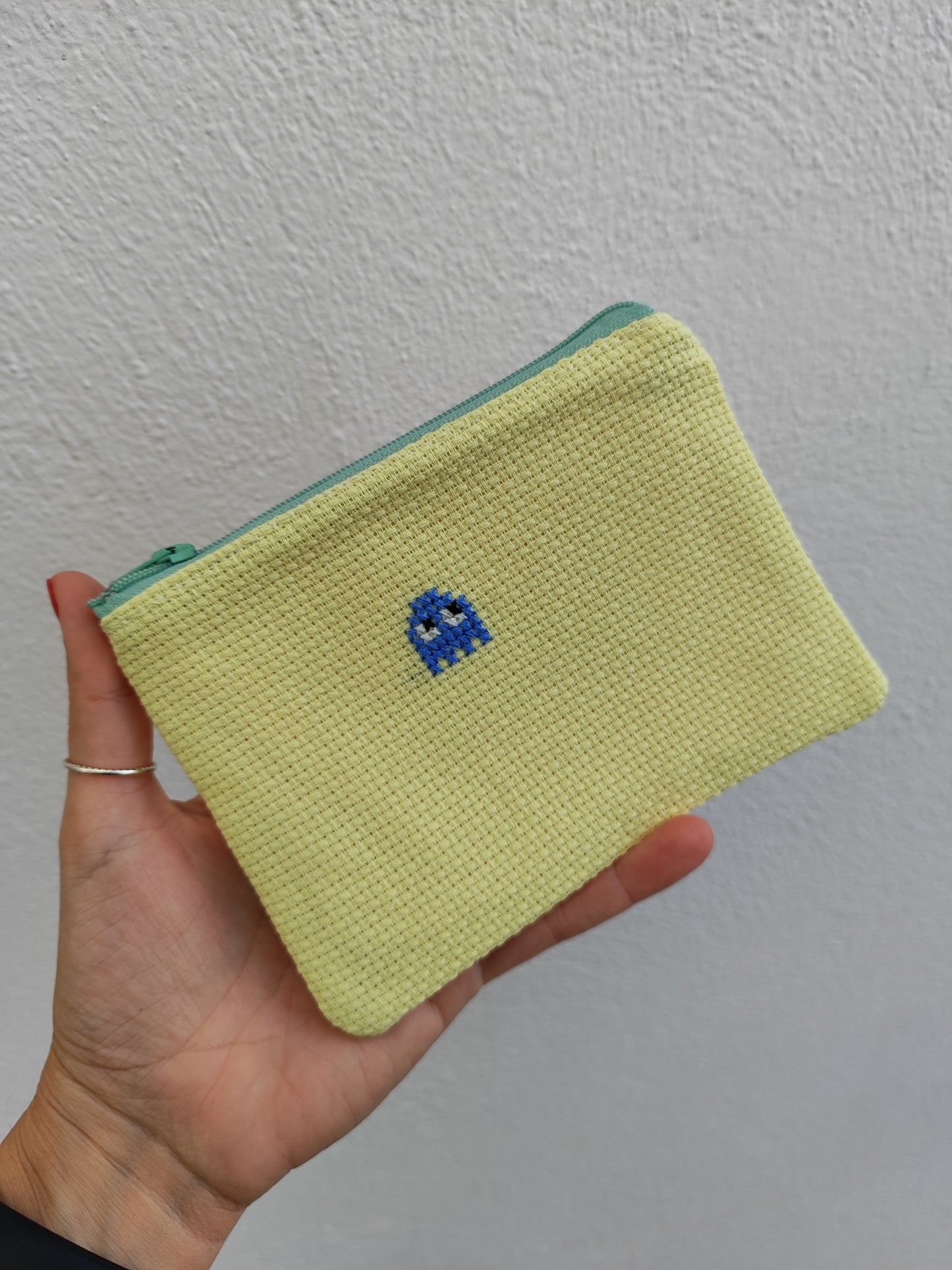 Μικρό κεντημένο πορτοφολάκι - κίτρινο με γαλάζιο φαντασματάκι (PAC-MAN).