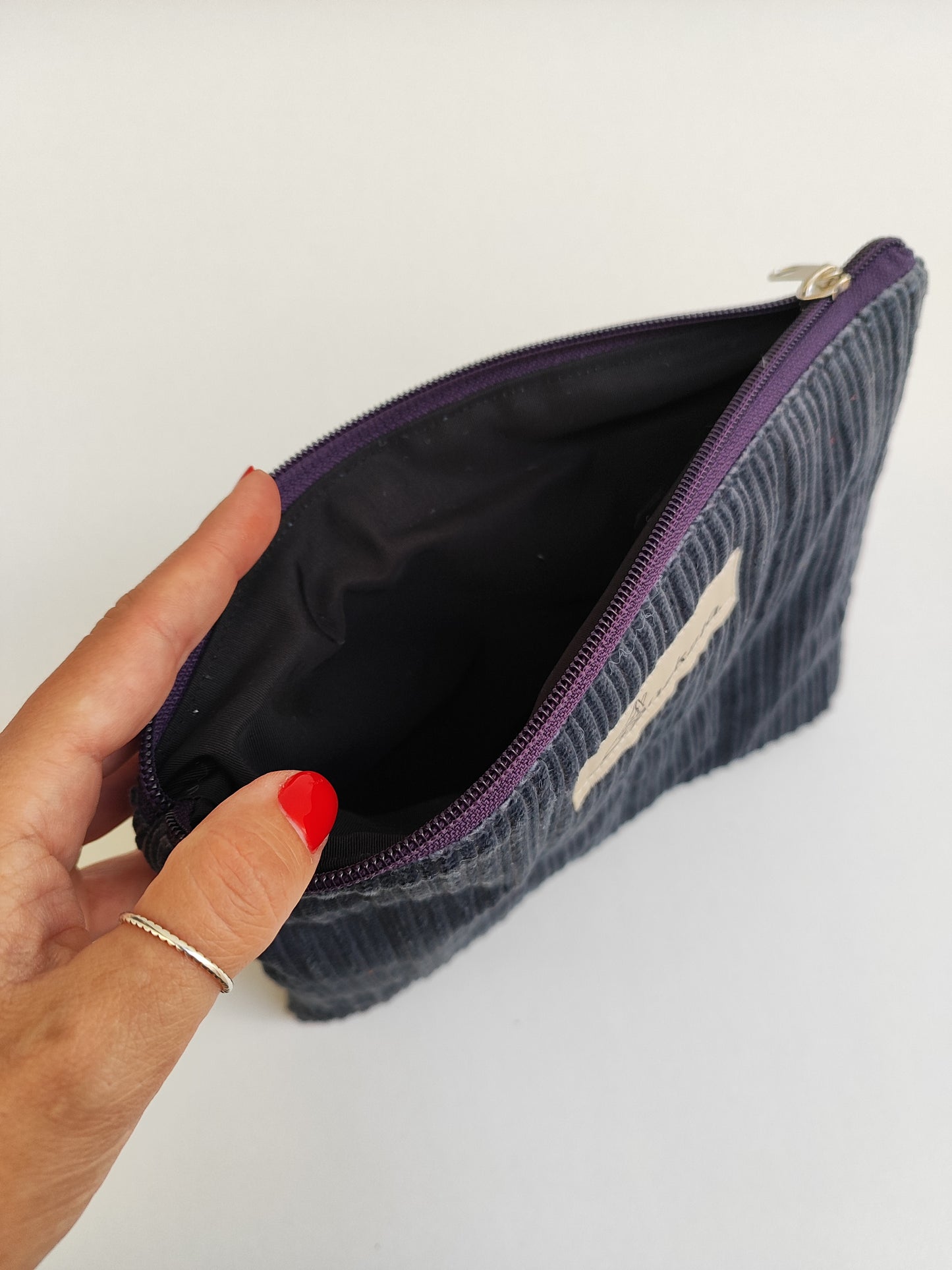 Χειροποίητο αφράτο τσαντάκι με φερμουάρ ''γκρι-ραφ κοτλέ''