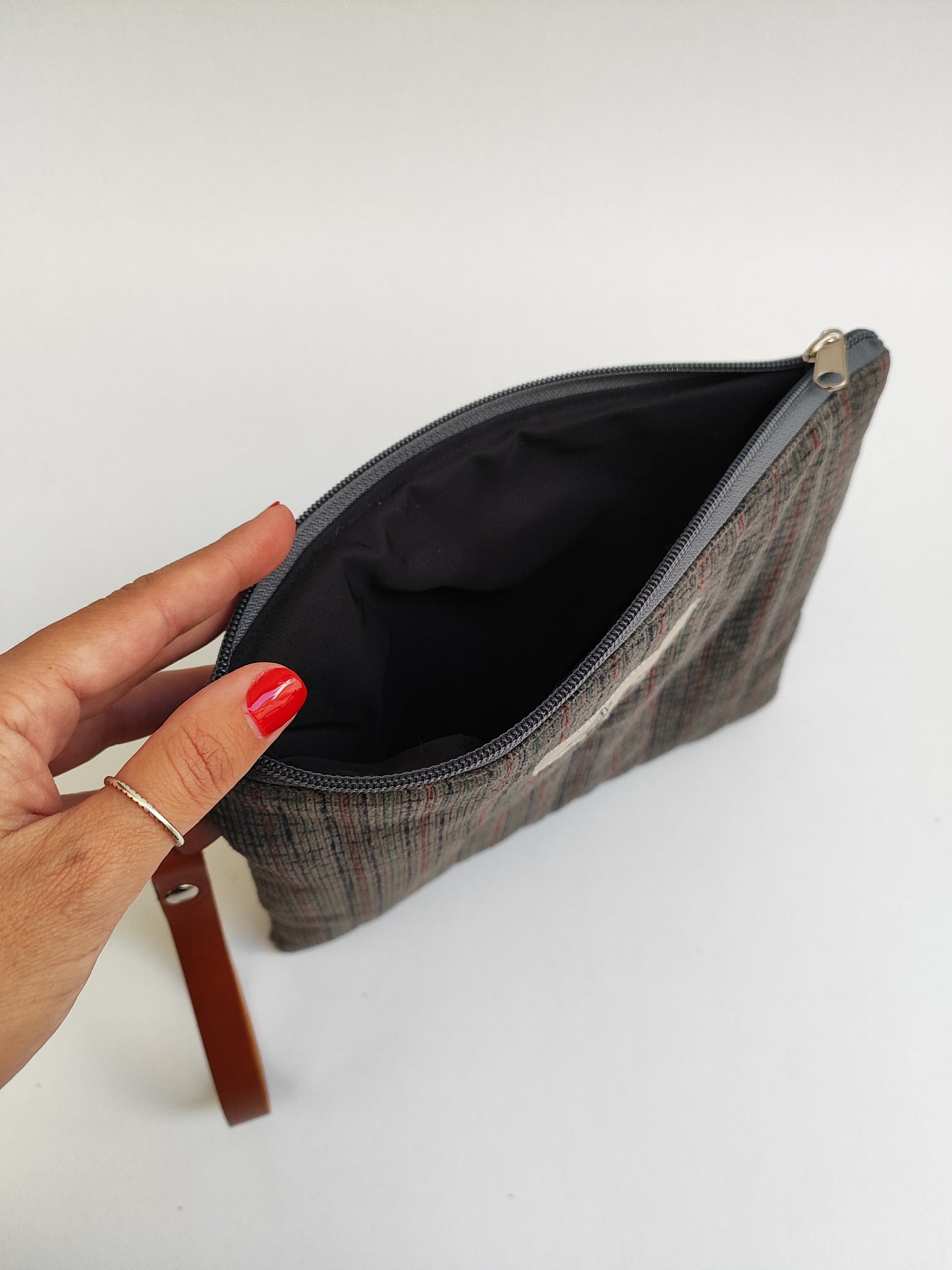 Χειροποίητο αφράτο τσαντάκι με φερμουάρ ''γκρι κοτλέ''