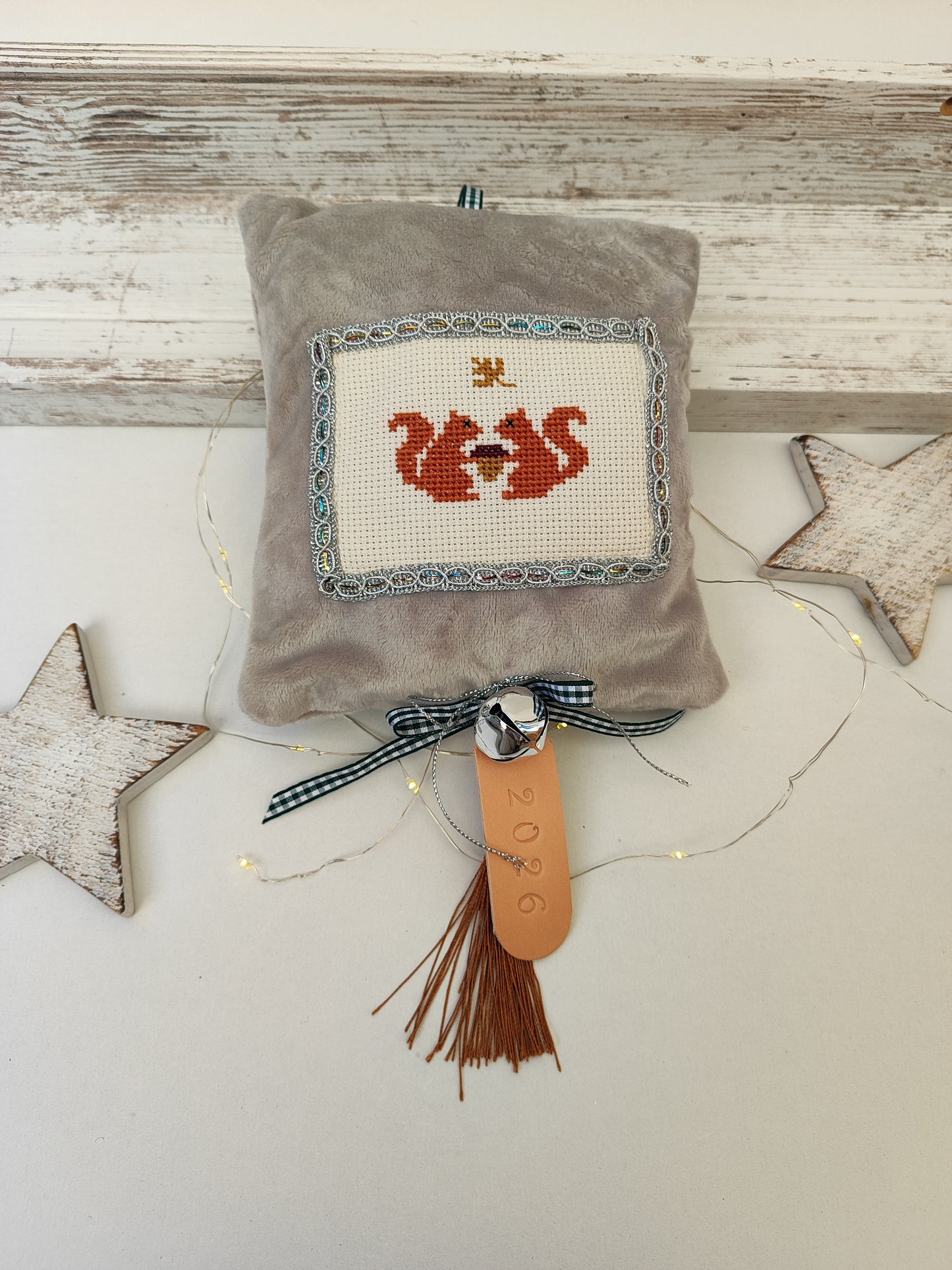 Χριστουγεννιάτικο υφασμάτινο γούρι κεντημένο σταυροβελονιά - σκιουράκια