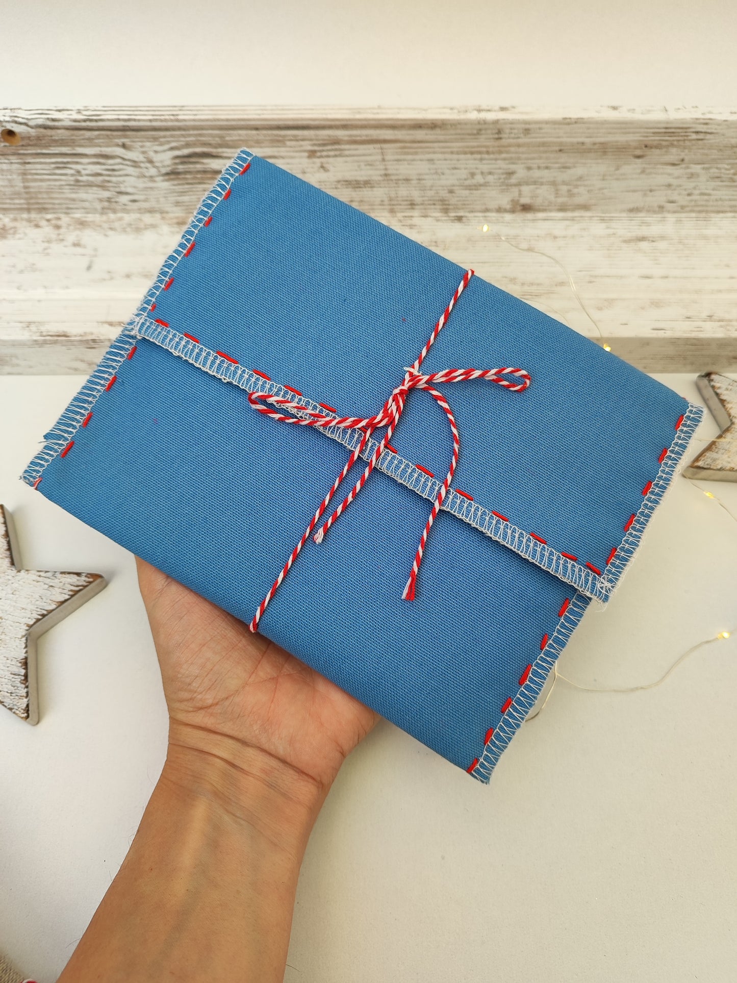 Υφασμάτινος φάκελος για το γράμμα στον Άγιο Βασίλη - γαλάζιο με κόκκινες λεπτομέρειες.