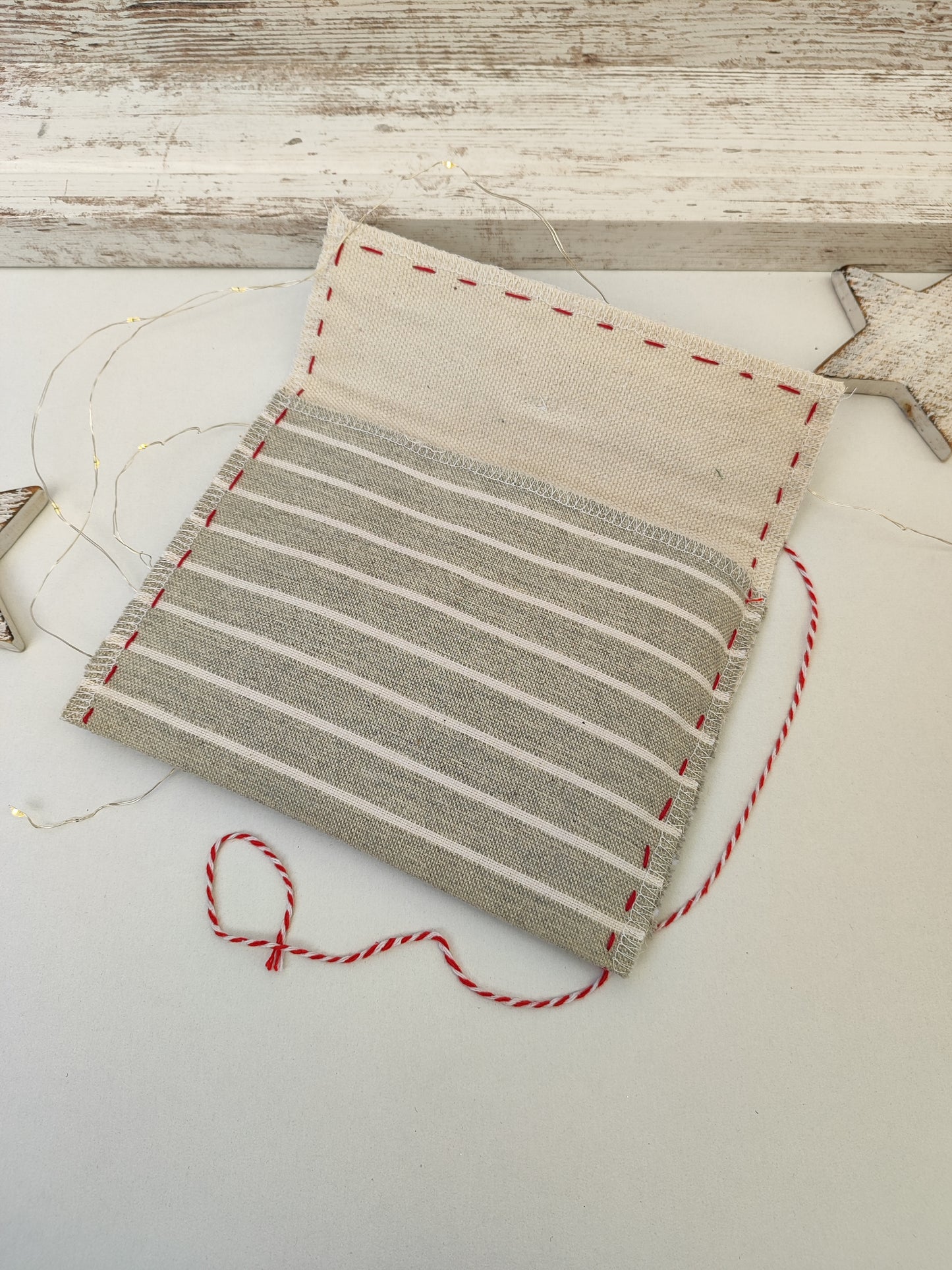 Υφασμάτινος φάκελος για το γράμμα στον Άγιο Βασίλη - ριγέ με κόκκινες λεπτομέρειες.