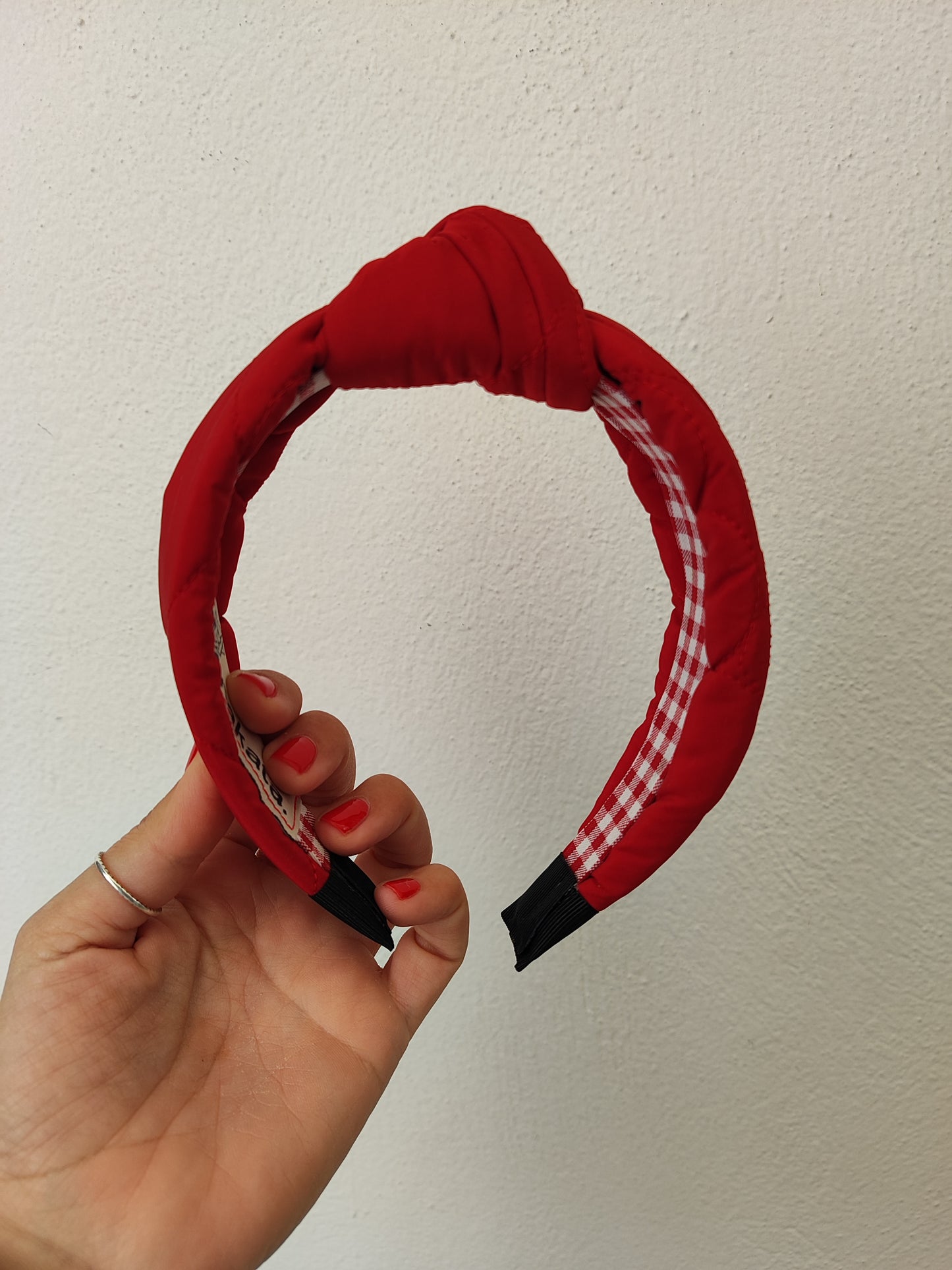 Χειροποίητη στέκα μαλλιών - κόκκινο φλάφι.