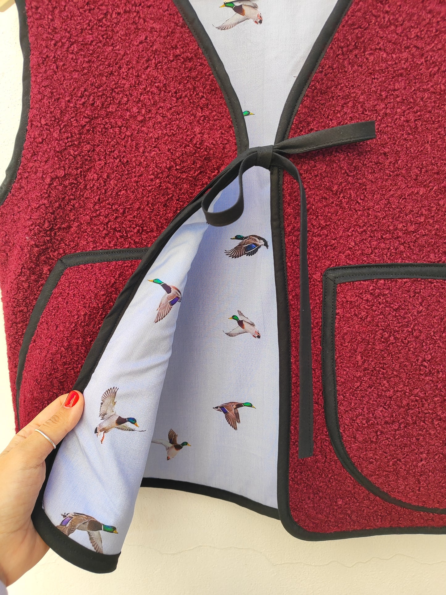 Χειροποίητο γιλέκο, μπορντό μπουκλέ - γαλάζιο με χήνες , διπλής όψης.