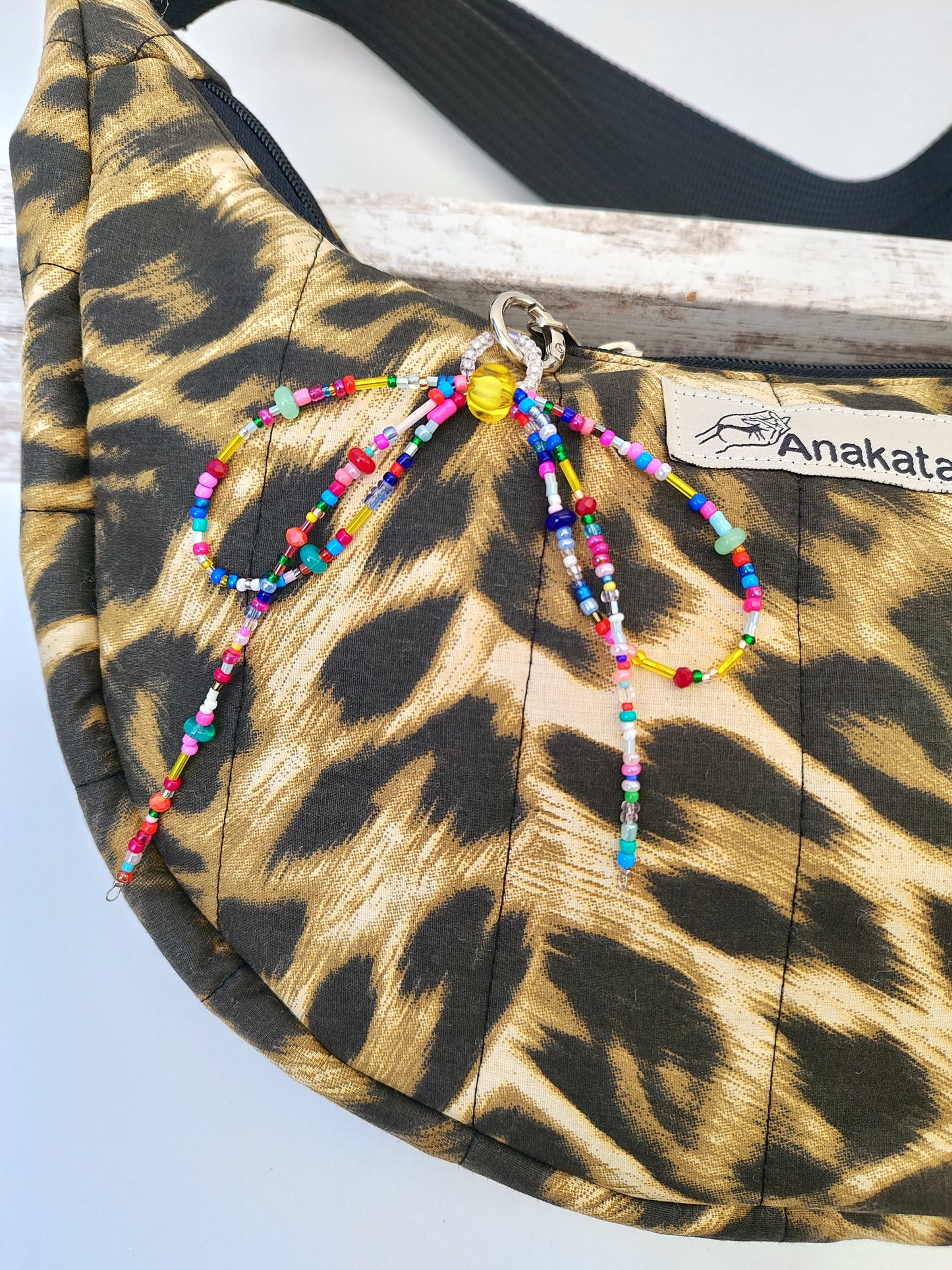 Bag charm φιόγκος από πολύχρωμες χάντρες.